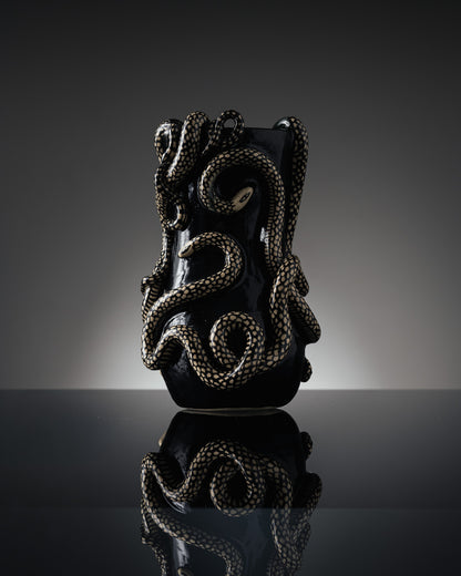 VASE NOIR 'THRIVING IN DARKNESS'