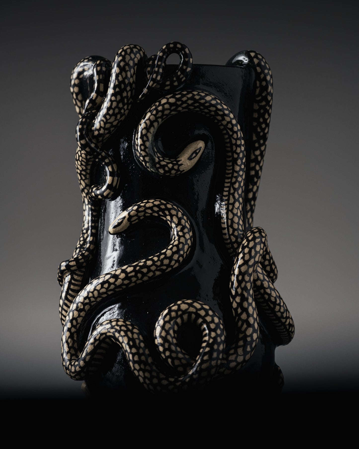 VASE NOIR 'THRIVING IN DARKNESS'
