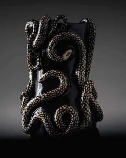 VASE NOIR 'THRIVING IN DARKNESS'