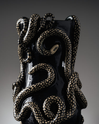 VASE NOIR 'THRIVING IN DARKNESS'