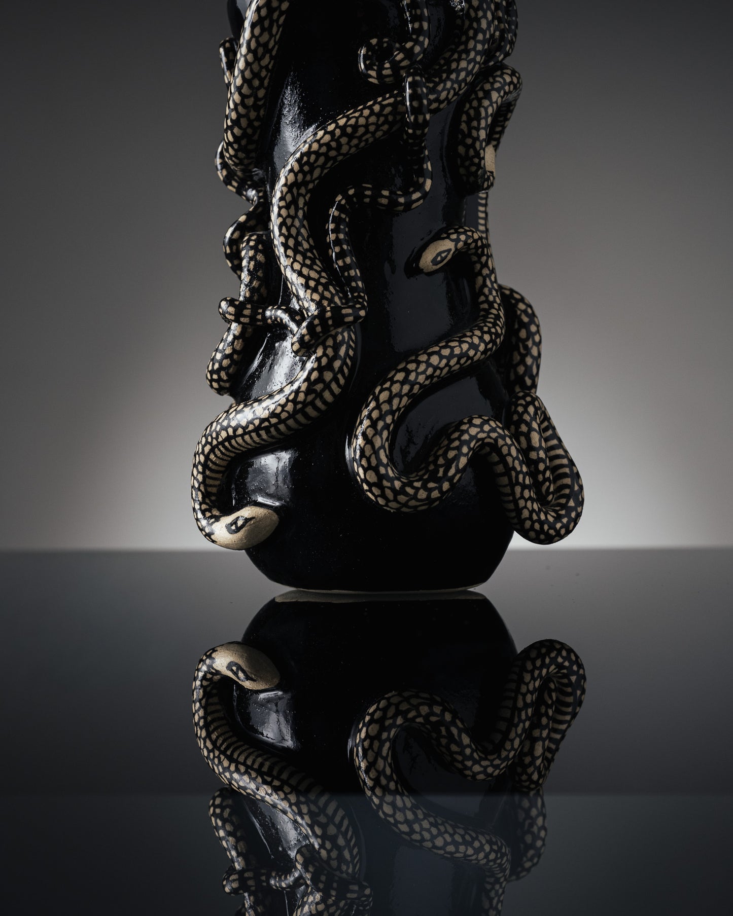 VASE NOIR 'THRIVING IN DARKNESS'