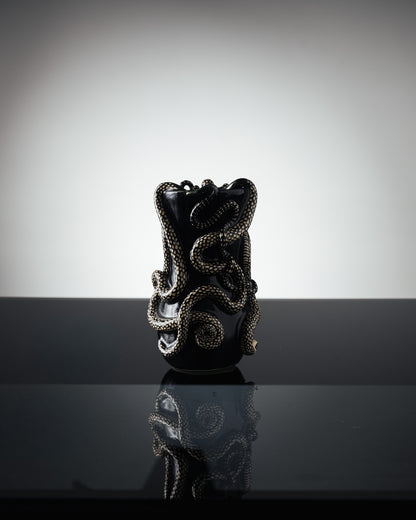 VASE NOIR 'THRIVING IN DARKNESS'