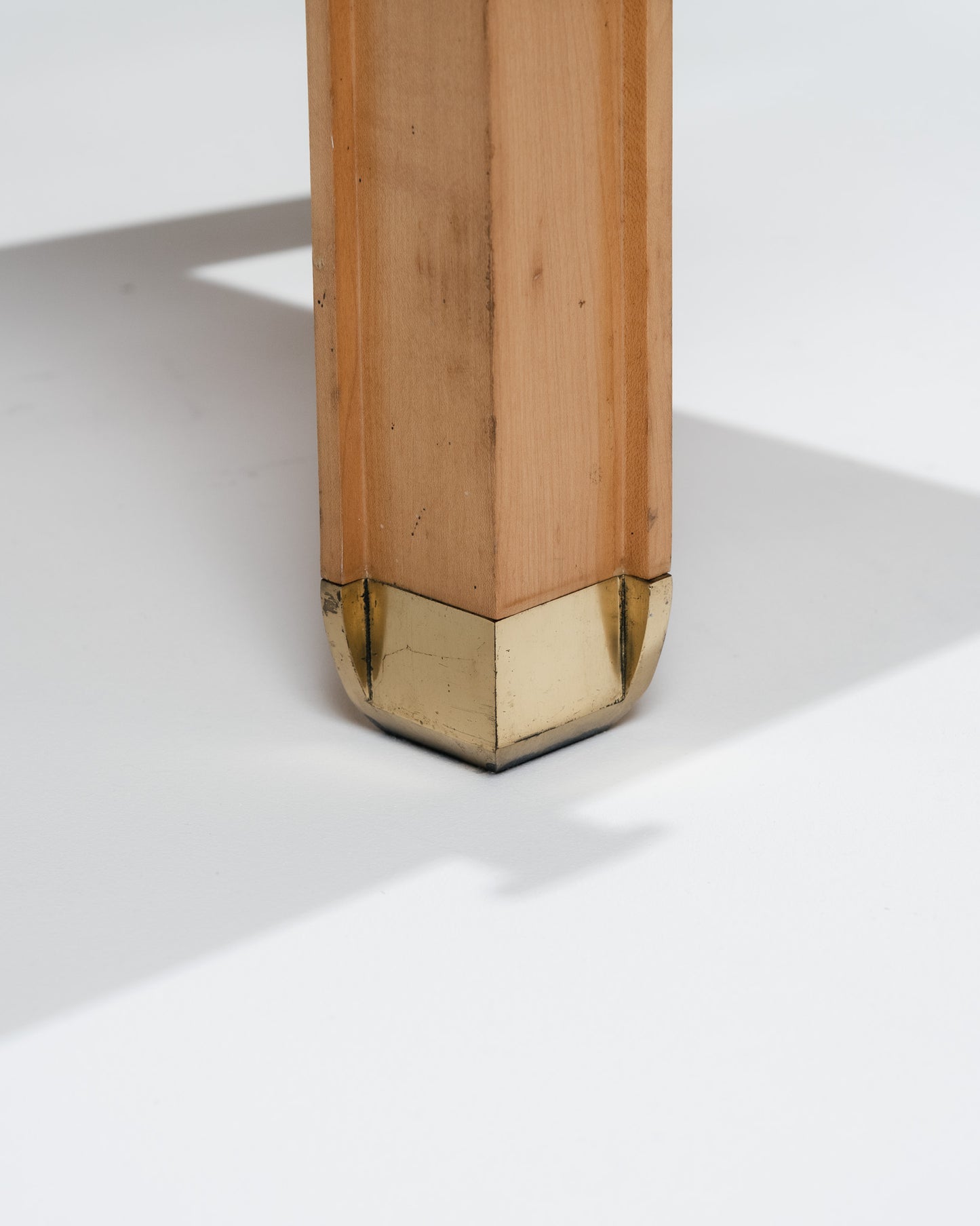 PAIRE DE TABLES DE CHEVET EN MARBRE ET BOIS, 1980s