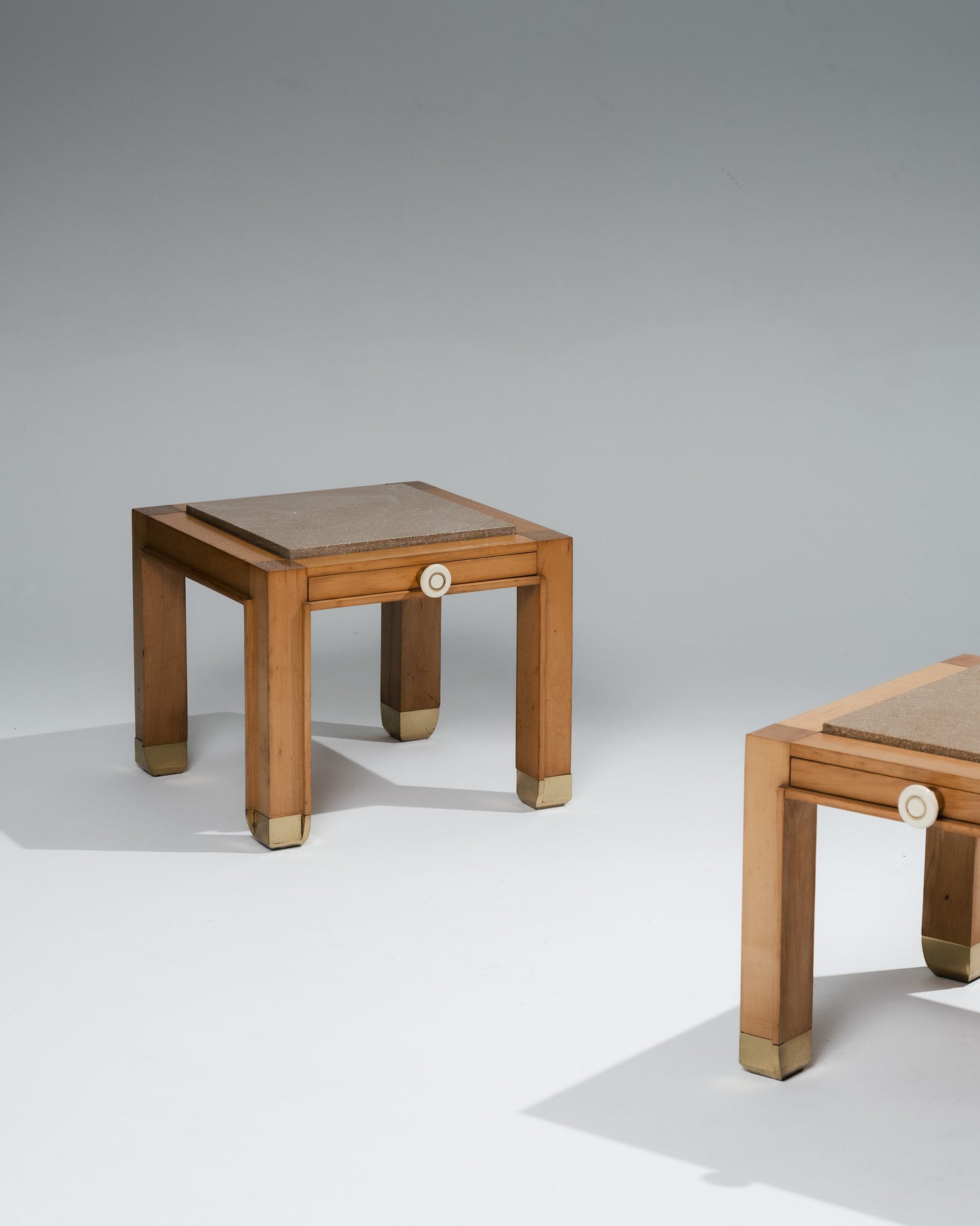 PAIRE DE TABLES DE CHEVET EN MARBRE ET BOIS, 1980s