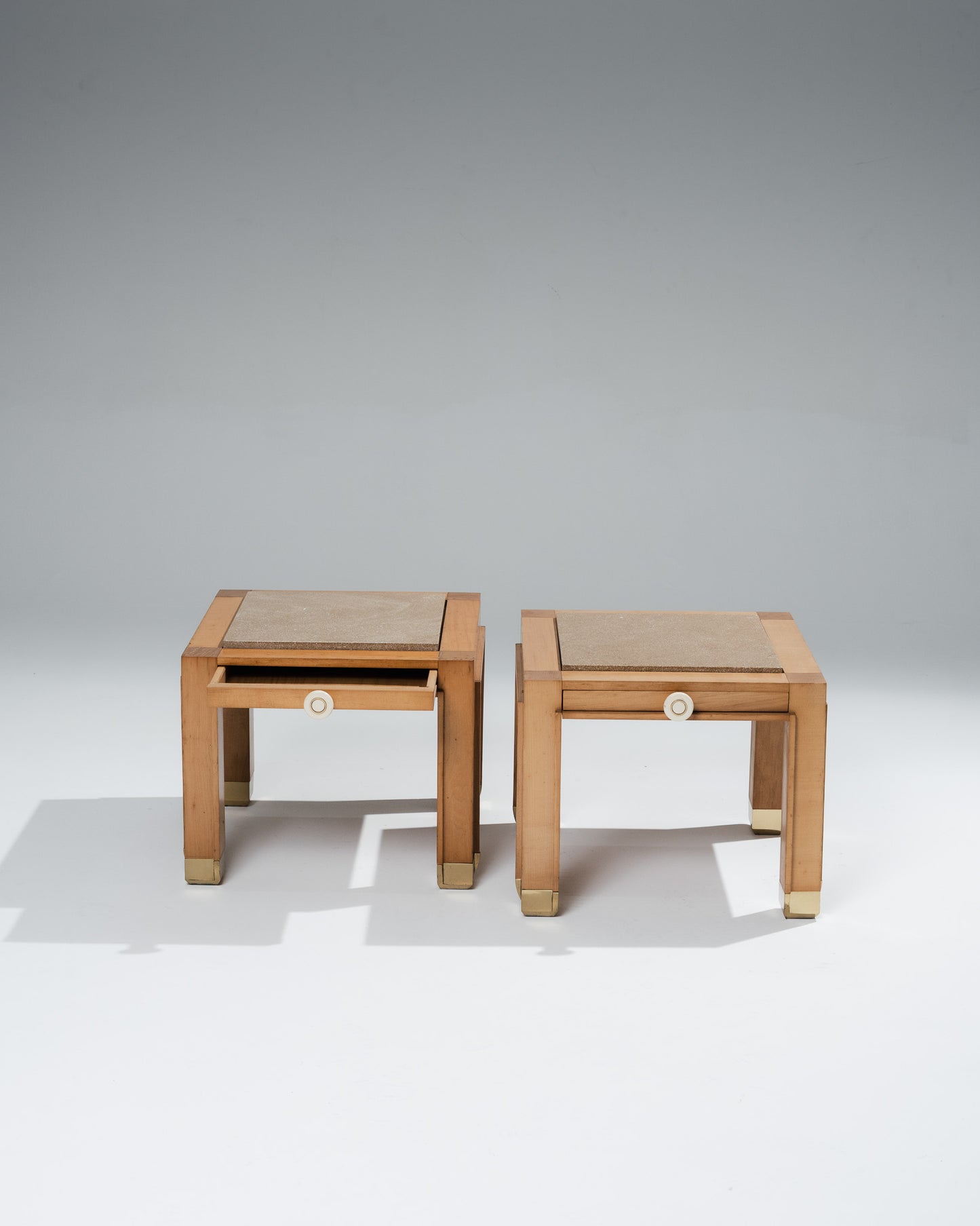 PAIRE DE TABLES DE CHEVET EN MARBRE ET BOIS, 1980s