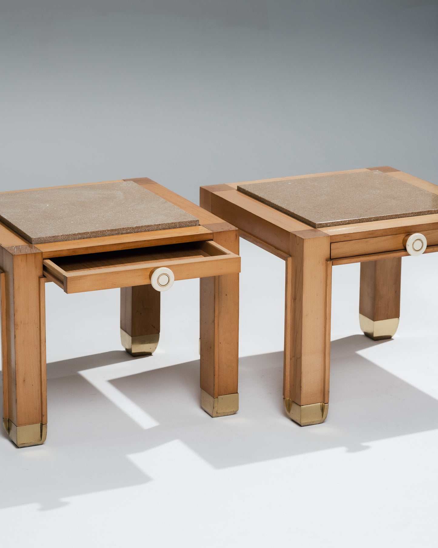 PAIRE DE TABLES DE CHEVET EN MARBRE ET BOIS, 1980s