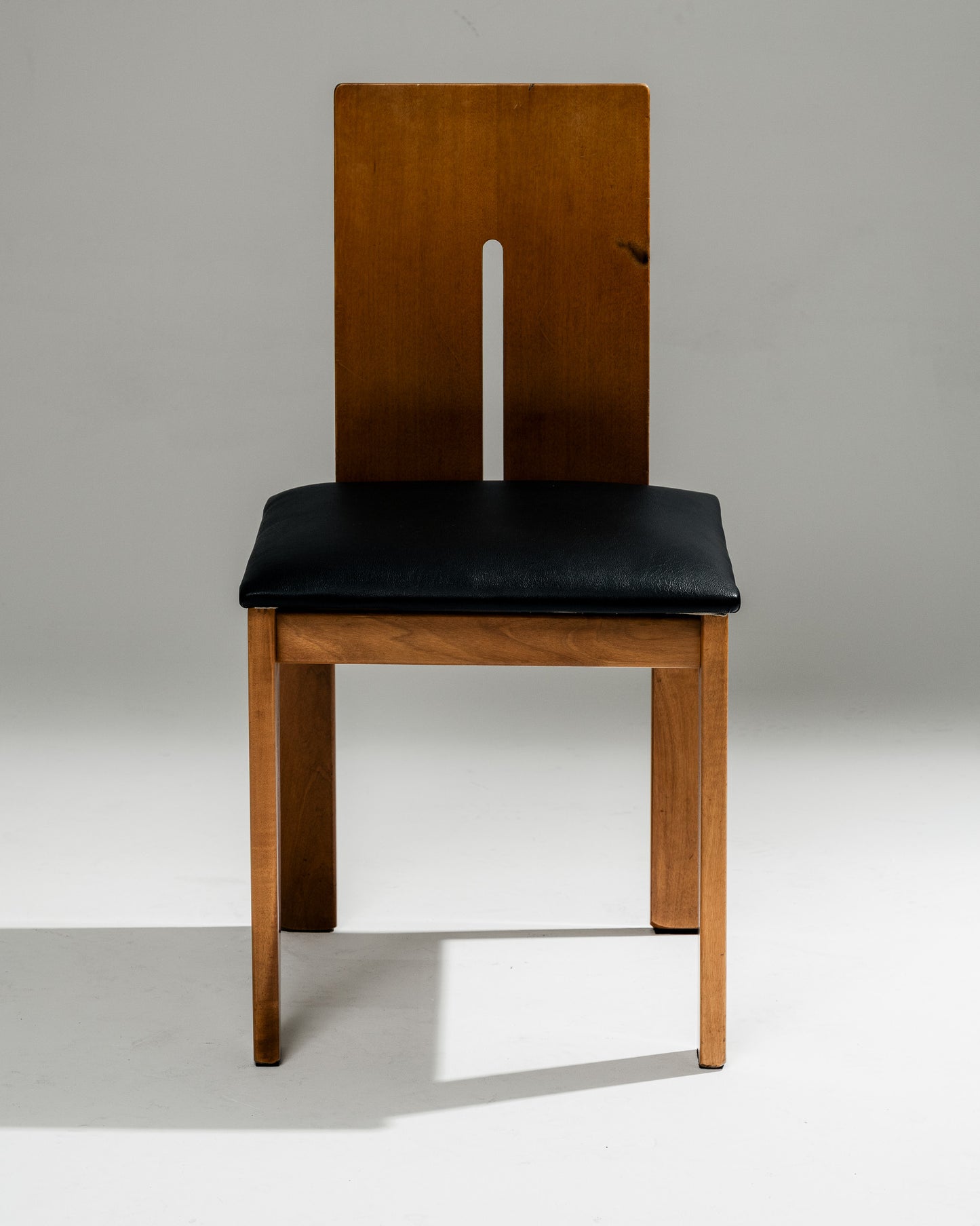 SET OF 4 SCULPTURAL WOOD AND LEATHER CHAIRS, 1970s