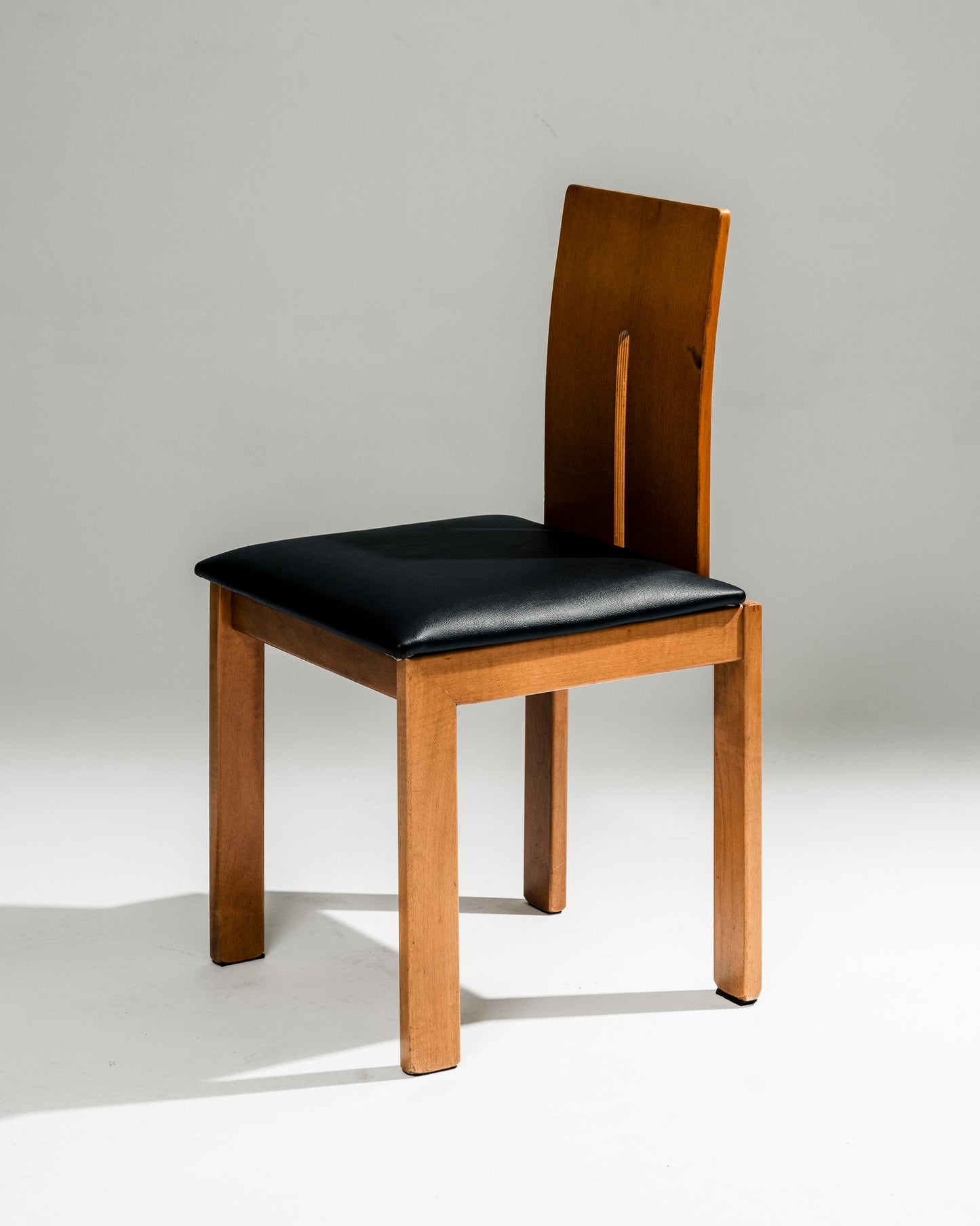 SET OF 4 SCULPTURAL WOOD AND LEATHER CHAIRS, 1970s