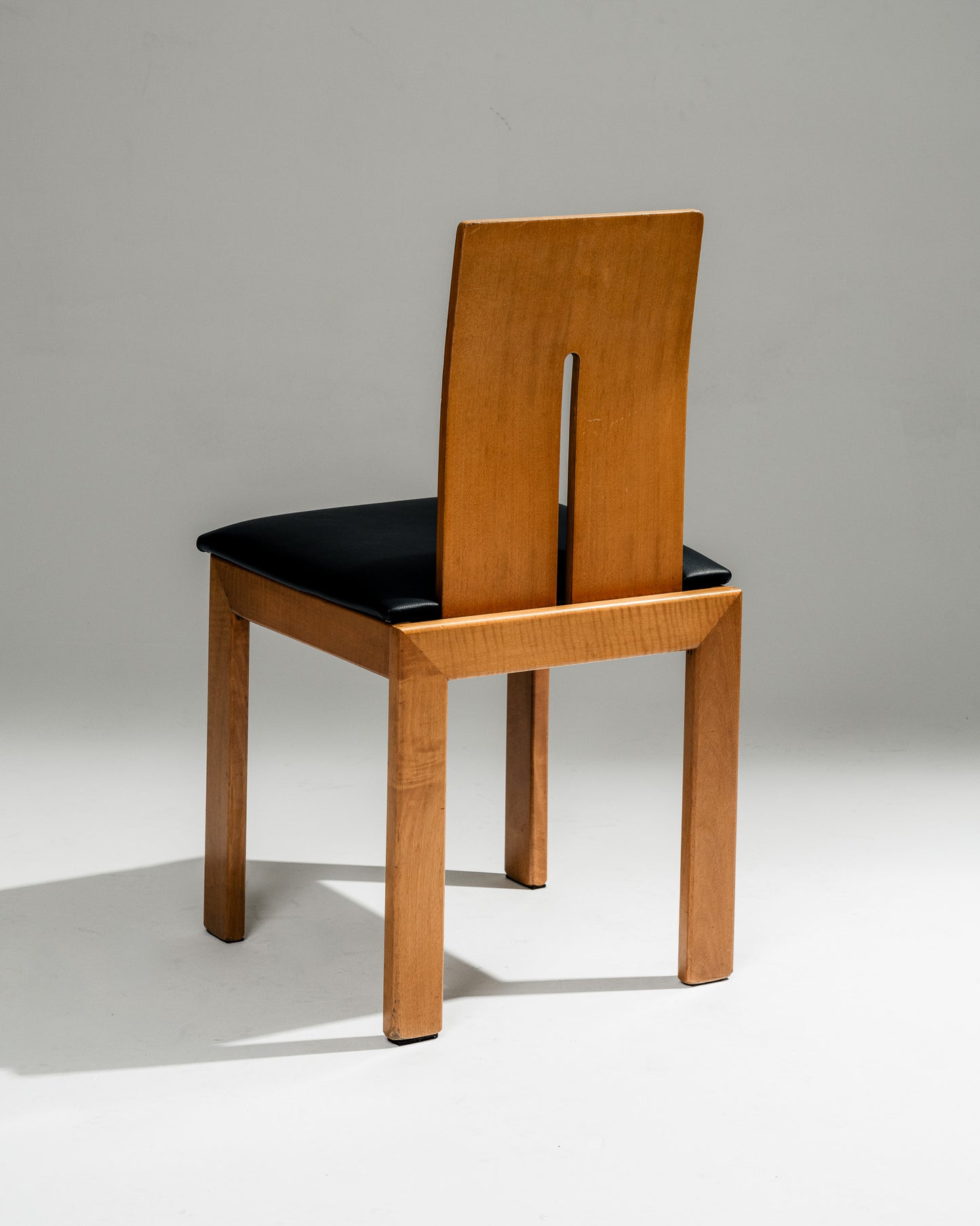 SET OF 4 SCULPTURAL WOOD AND LEATHER CHAIRS, 1970s