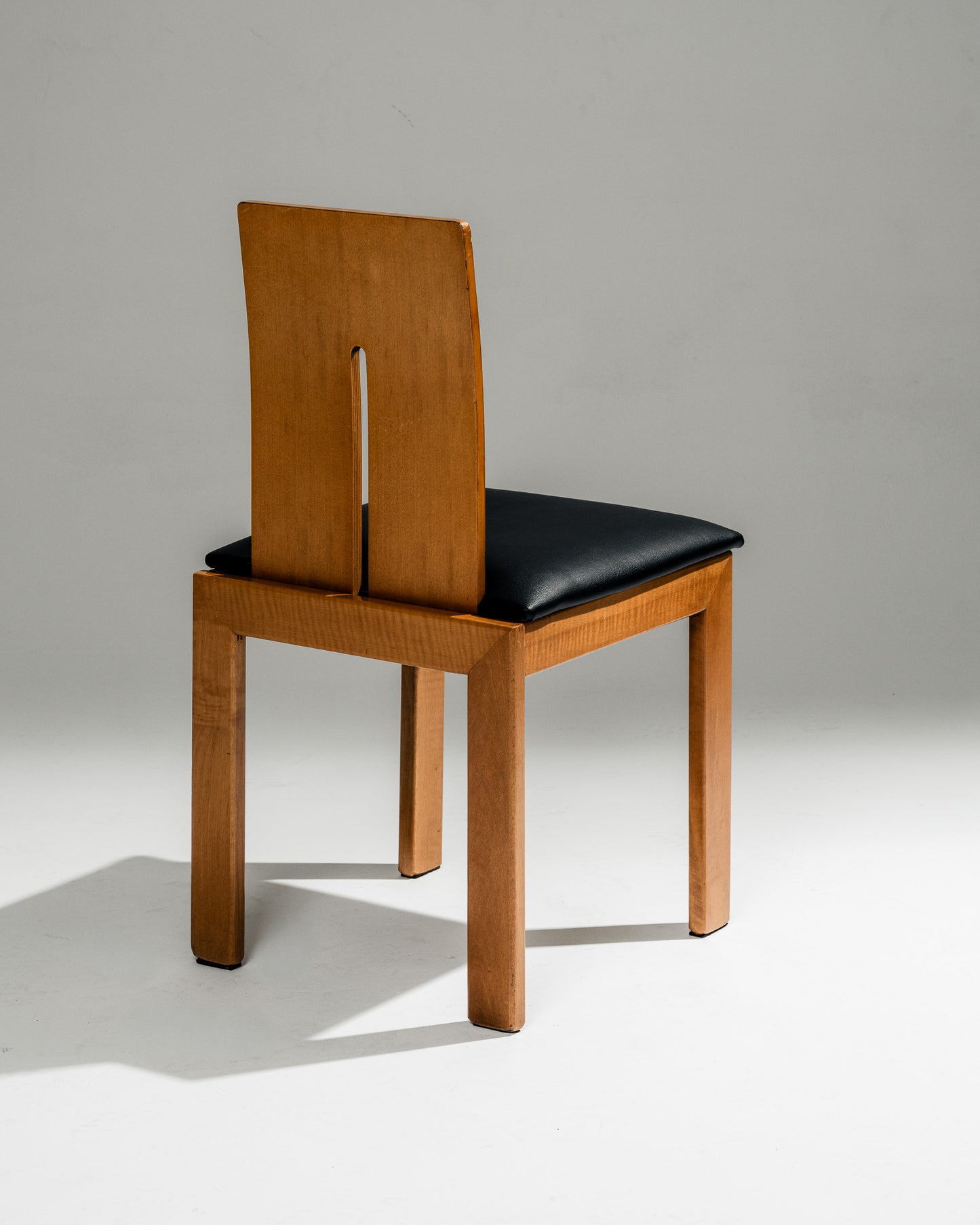 SET OF 4 SCULPTURAL WOOD AND LEATHER CHAIRS, 1970s