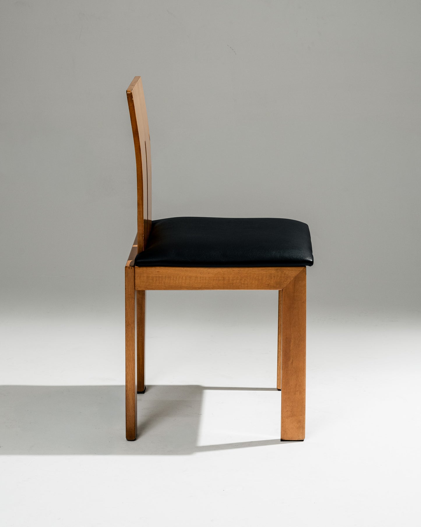 SET OF 4 SCULPTURAL WOOD AND LEATHER CHAIRS, 1970s