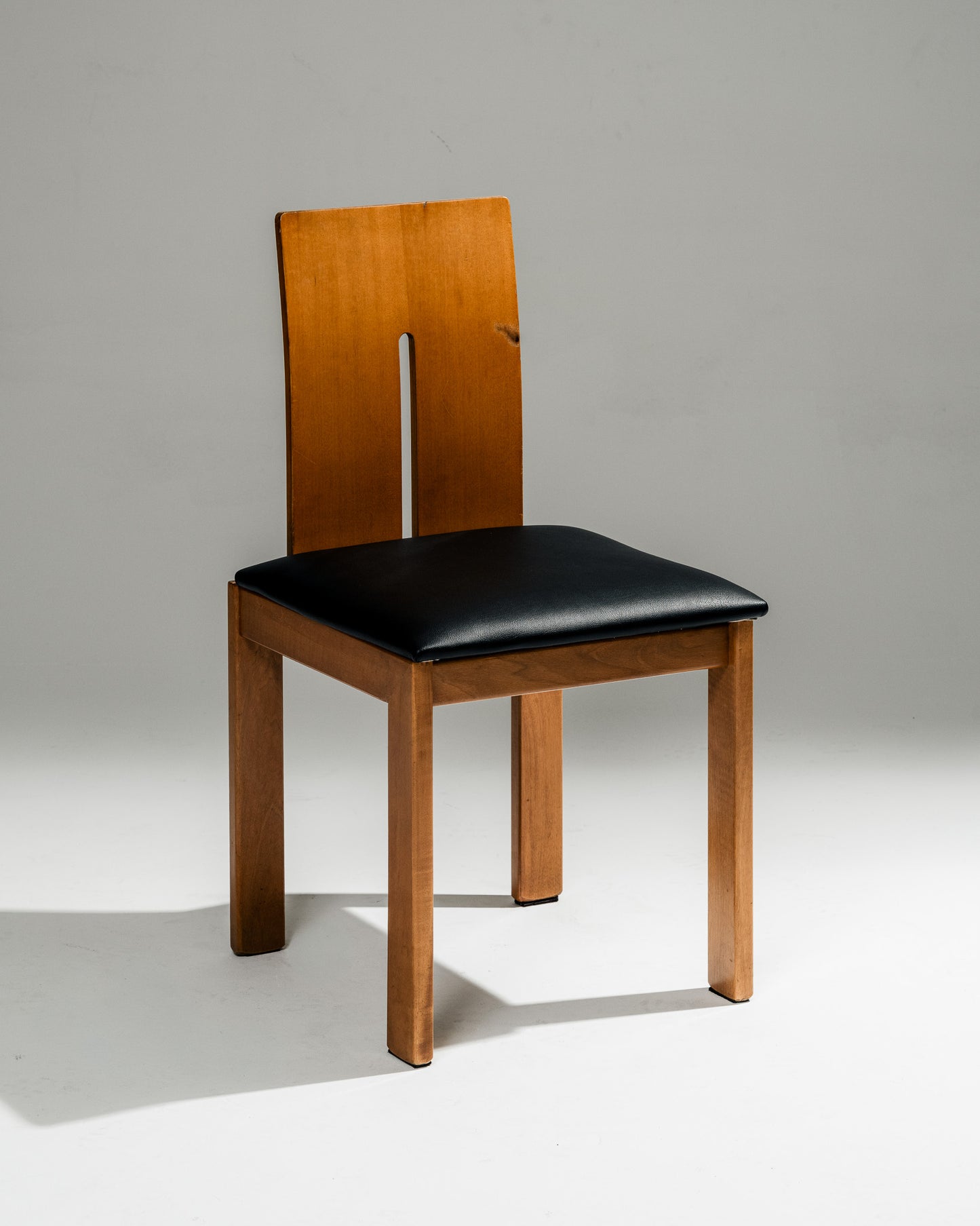 SET OF 4 SCULPTURAL WOOD AND LEATHER CHAIRS, 1970s