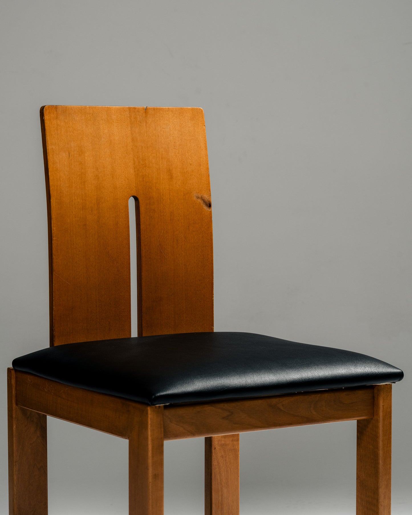 SET OF 4 SCULPTURAL WOOD AND LEATHER CHAIRS, 1970s