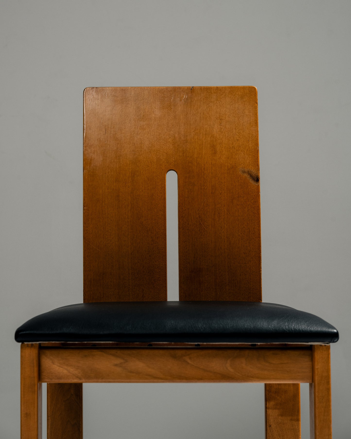 SET OF 4 SCULPTURAL WOOD AND LEATHER CHAIRS, 1970s