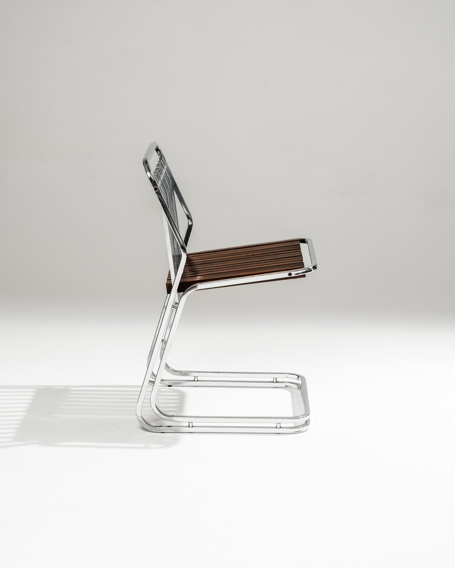CANTILEVER CHAIR IN CHROME-PLATED STEEL AND WOOD, 1970s