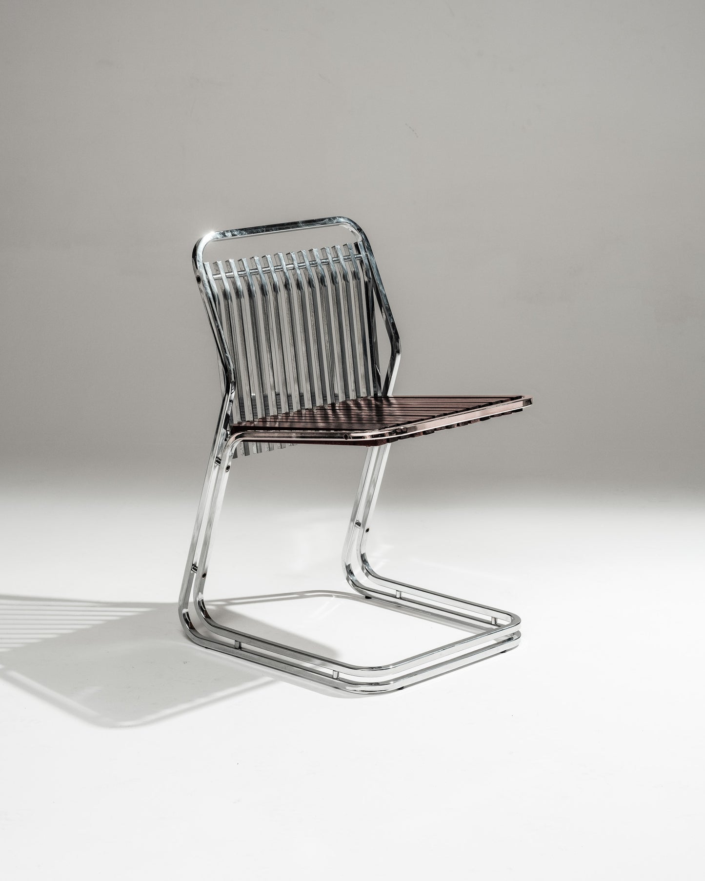 CANTILEVER CHAIR IN CHROME-PLATED STEEL AND WOOD, 1970s