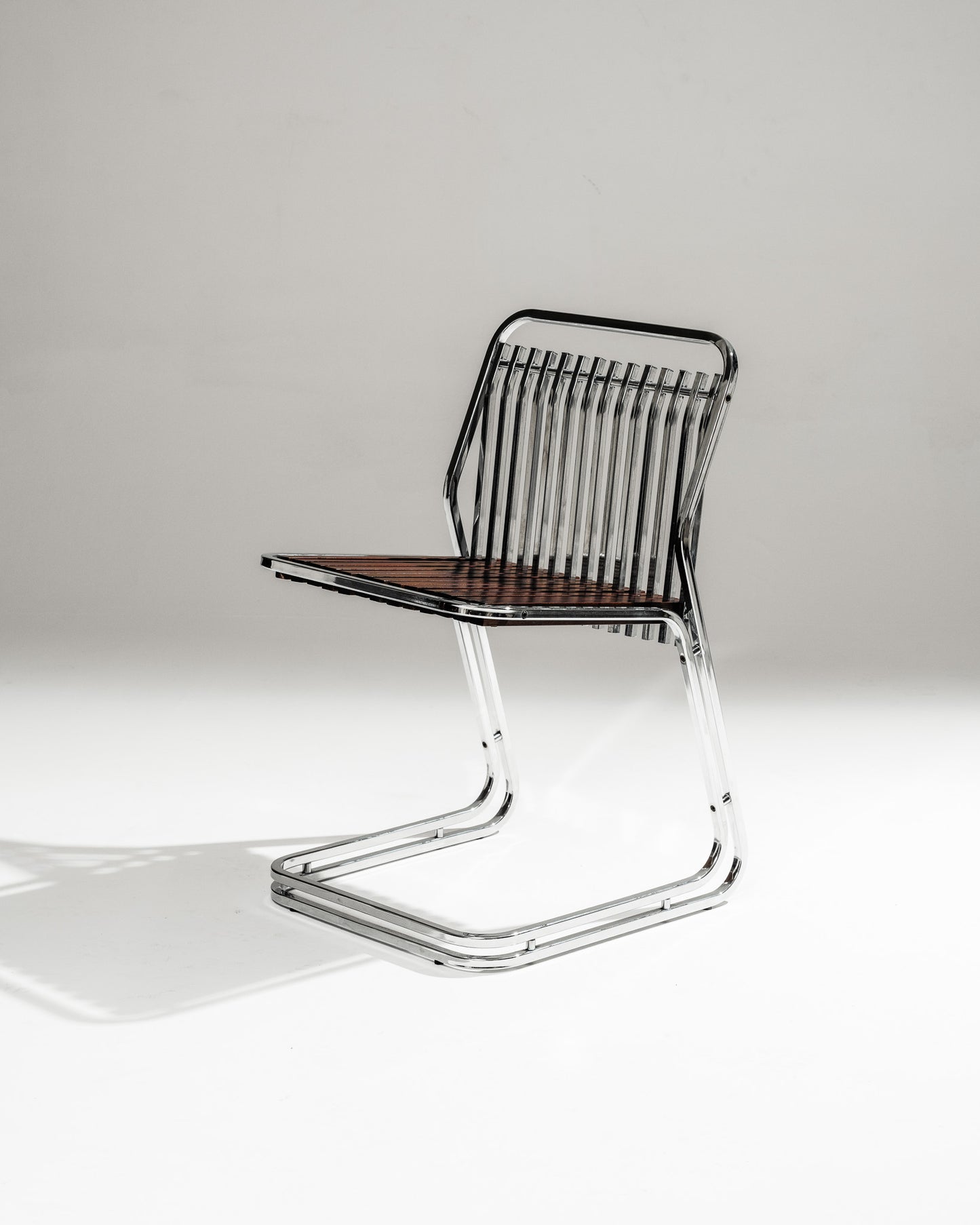CANTILEVER CHAIR IN CHROME-PLATED STEEL AND WOOD, 1970s