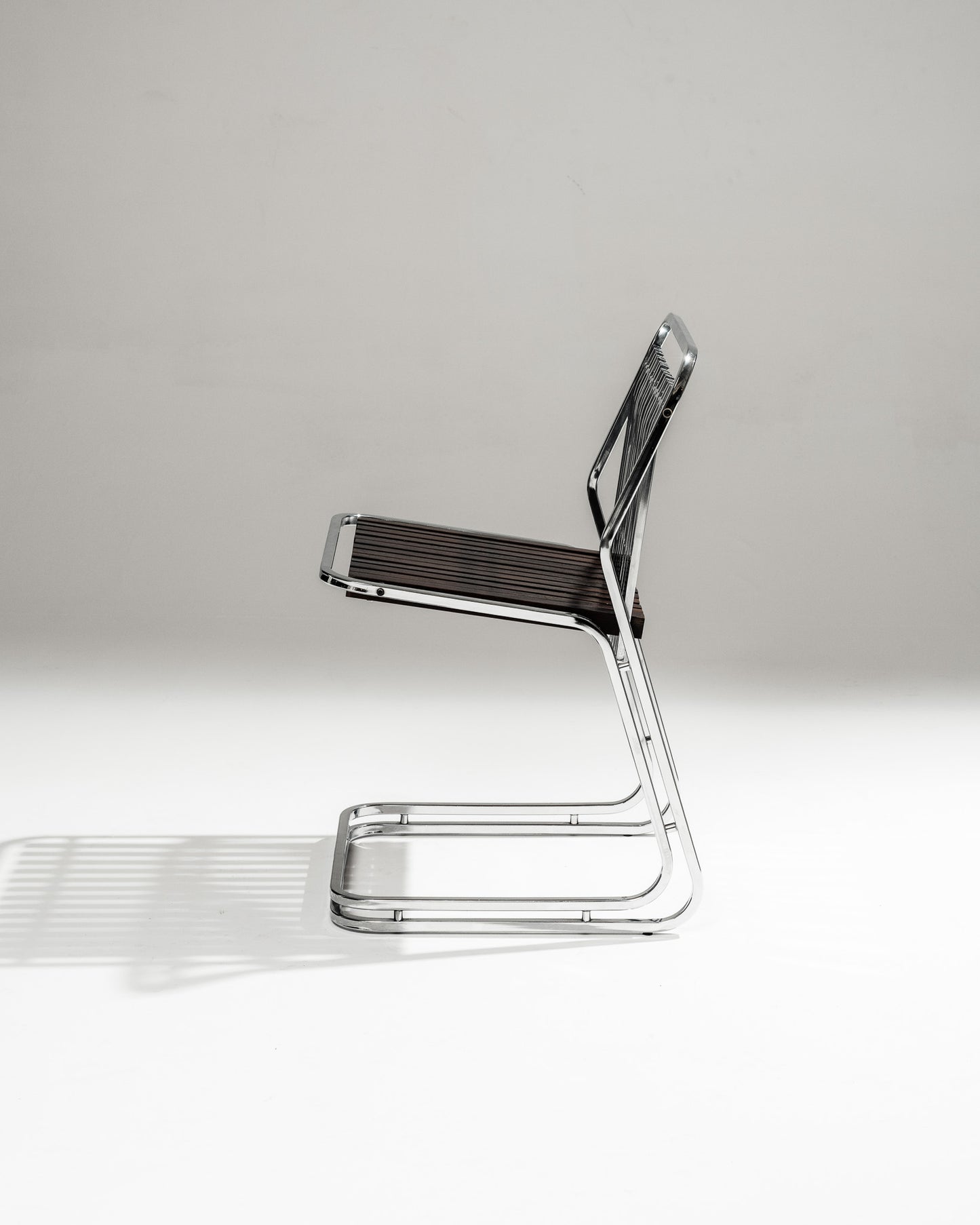 CANTILEVER CHAIR IN CHROME-PLATED STEEL AND WOOD, 1970s
