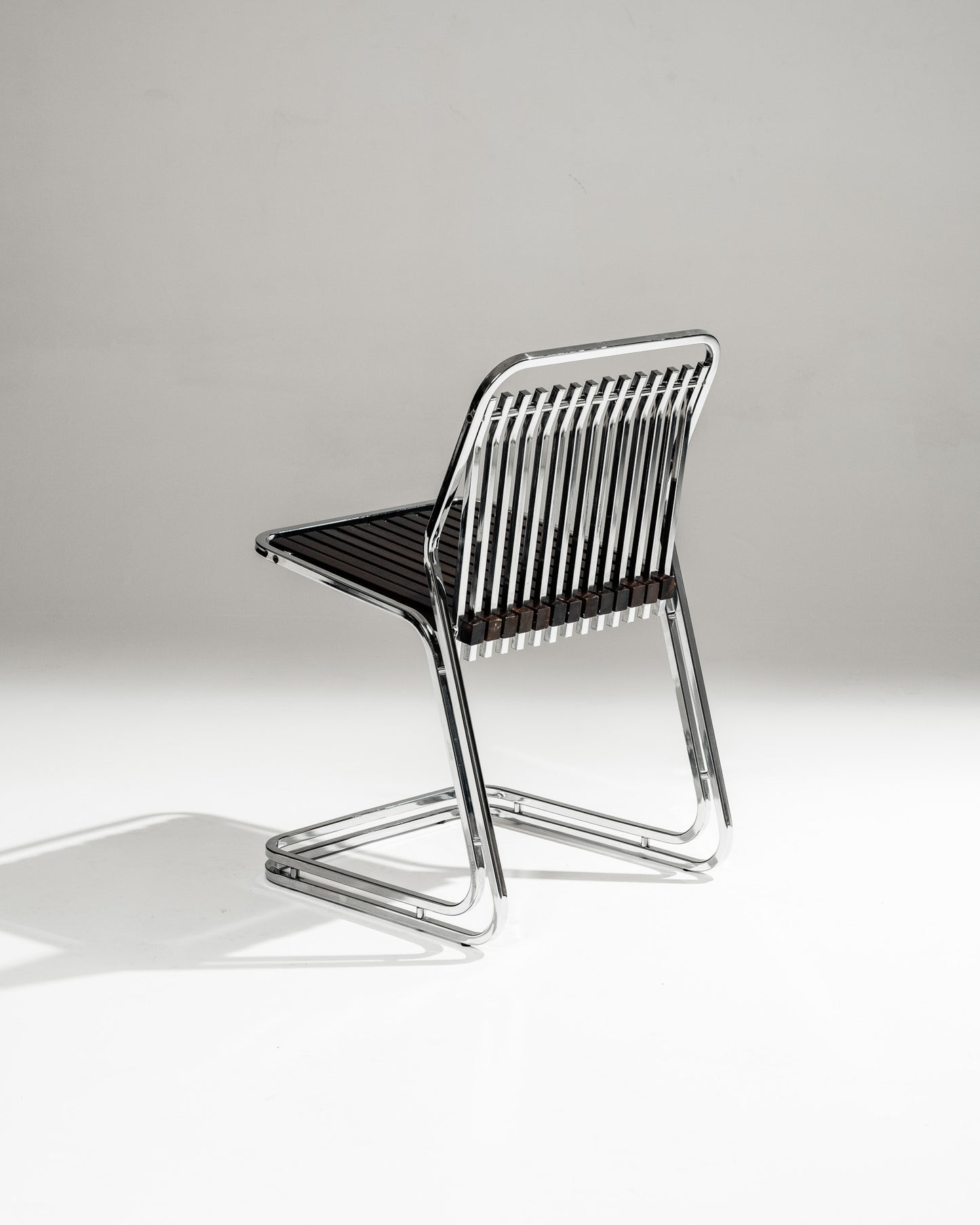 CANTILEVER CHAIR IN CHROME-PLATED STEEL AND WOOD, 1970s
