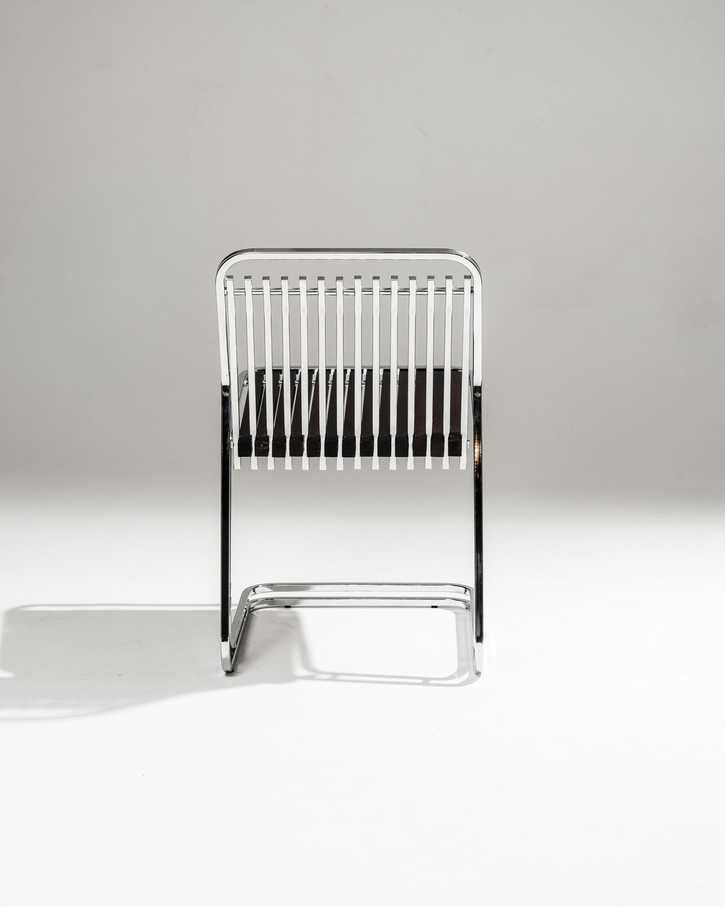 CANTILEVER CHAIR IN CHROME-PLATED STEEL AND WOOD, 1970s