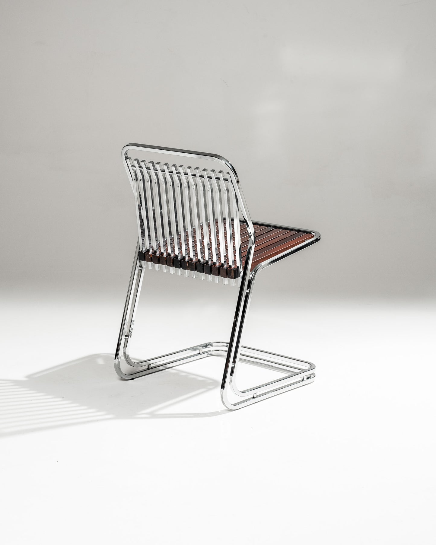 CANTILEVER CHAIR IN CHROME-PLATED STEEL AND WOOD, 1970s