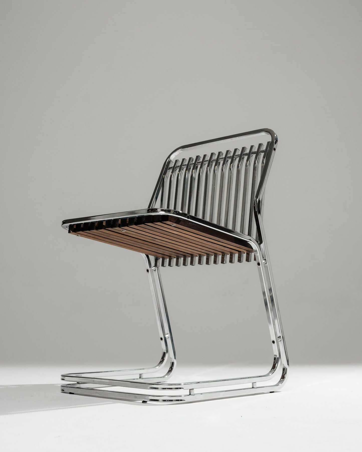 CANTILEVER CHAIR IN CHROME-PLATED STEEL AND WOOD, 1970s