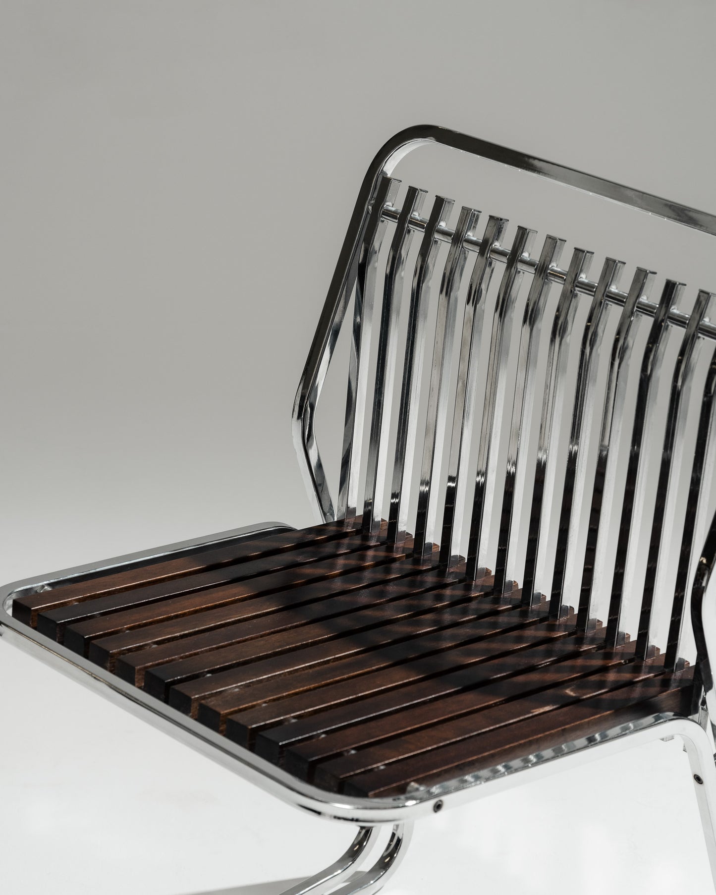 CANTILEVER CHAIR IN CHROME-PLATED STEEL AND WOOD, 1970s