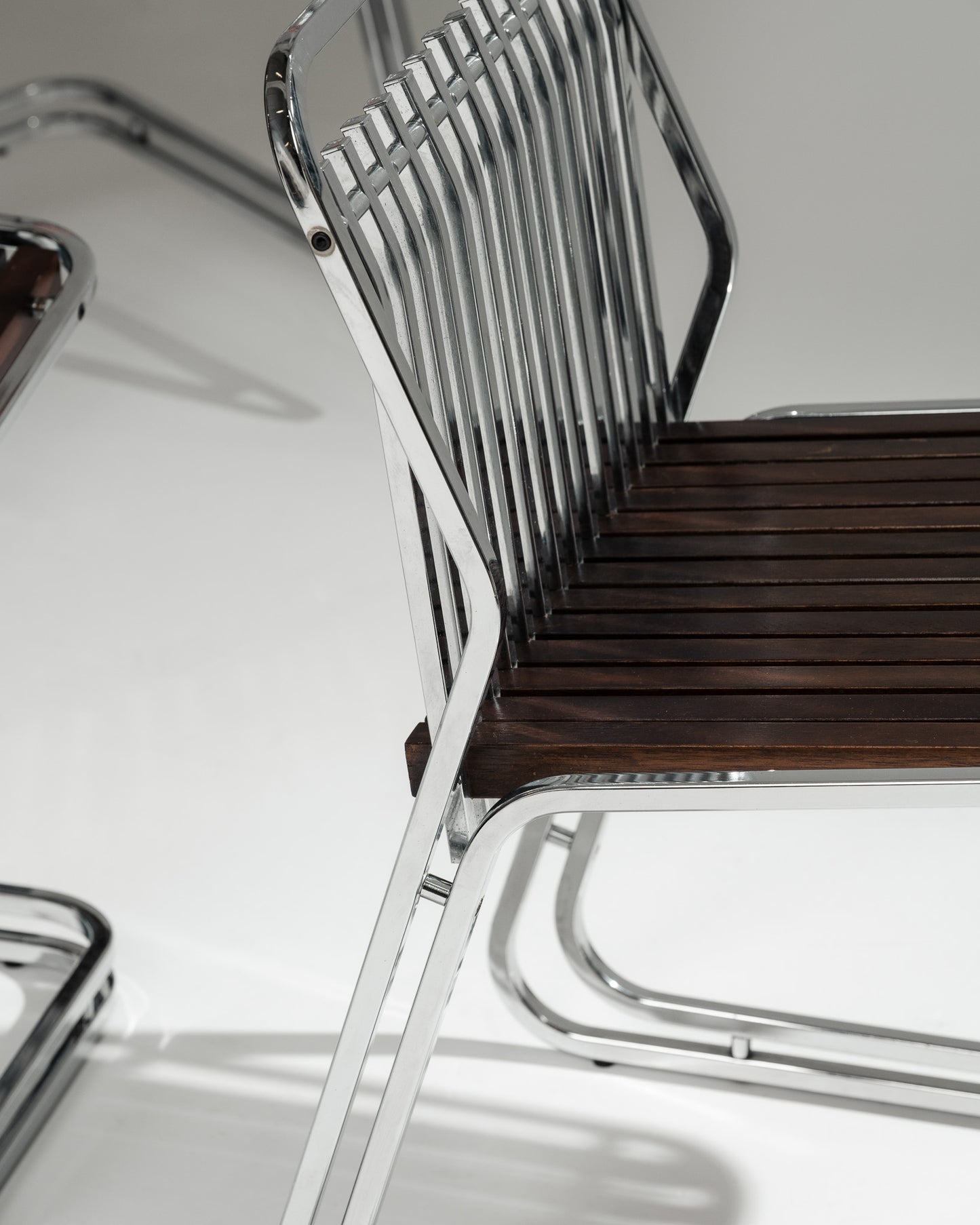 CANTILEVER CHAIR IN CHROME-PLATED STEEL AND WOOD, 1970s