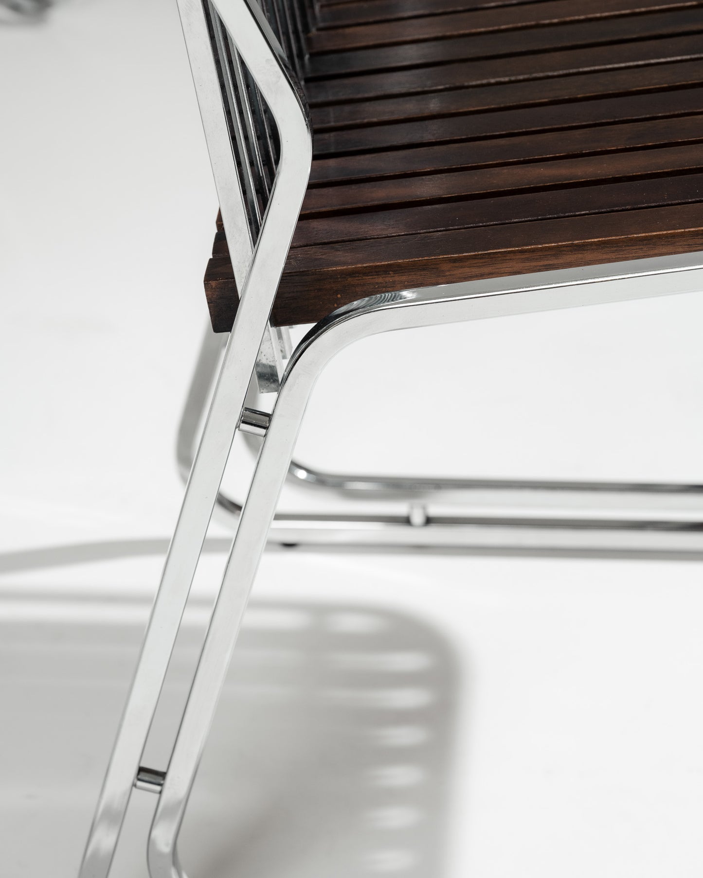 CANTILEVER CHAIR IN CHROME-PLATED STEEL AND WOOD, 1970s