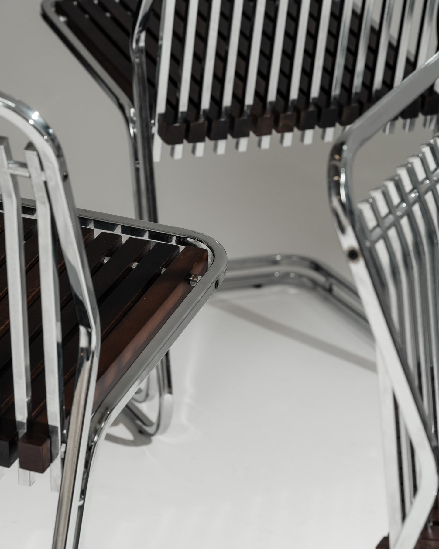 CANTILEVER CHAIR IN CHROME-PLATED STEEL AND WOOD, 1970s