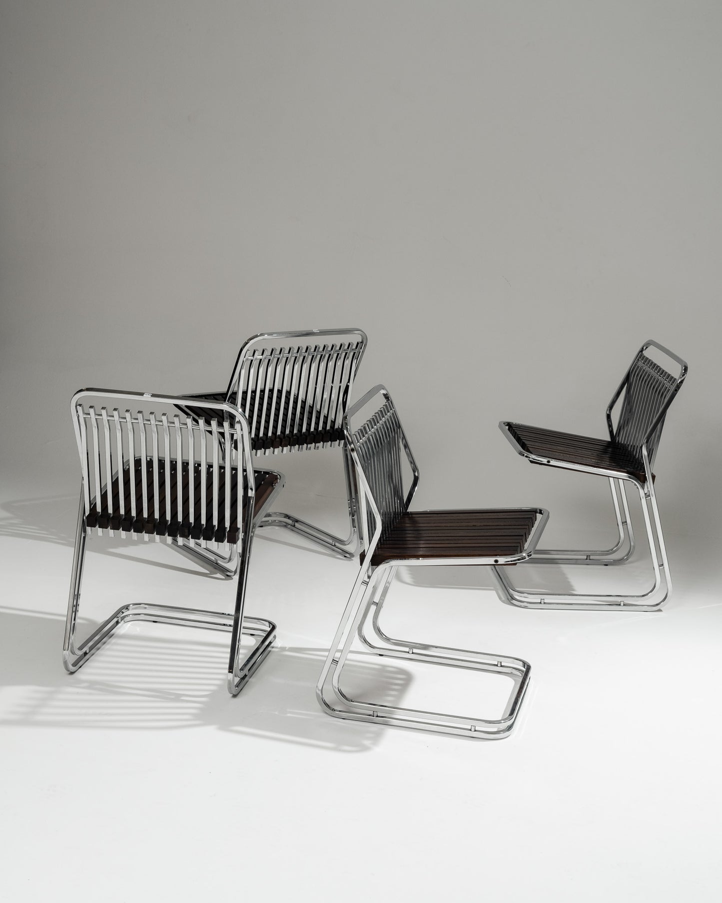 CANTILEVER CHAIR IN CHROME-PLATED STEEL AND WOOD, 1970s