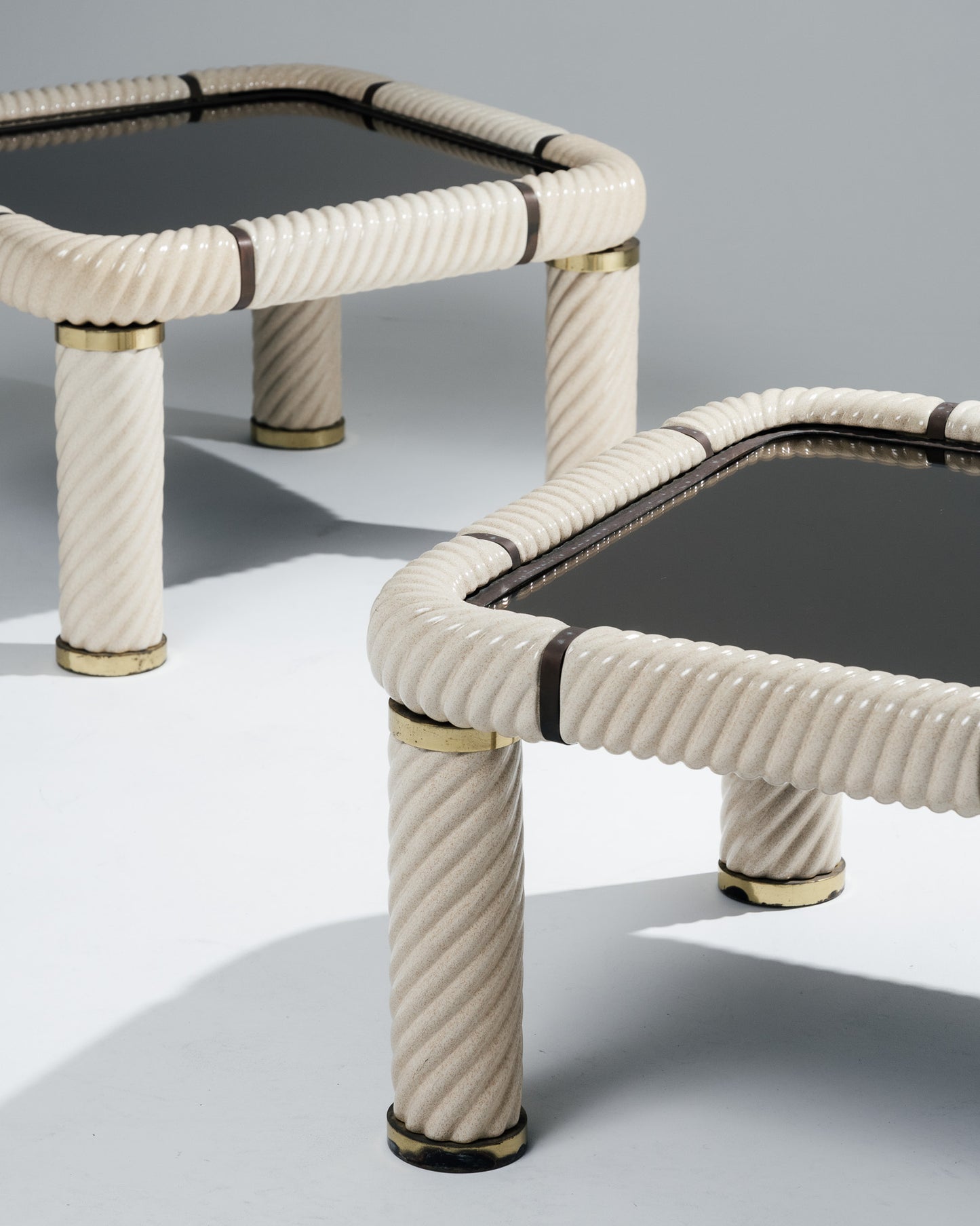PAIRE DE TABLES BASSES MIROIR ET CÉRAMIQUE, TOMMASO BARBI, 1970s
