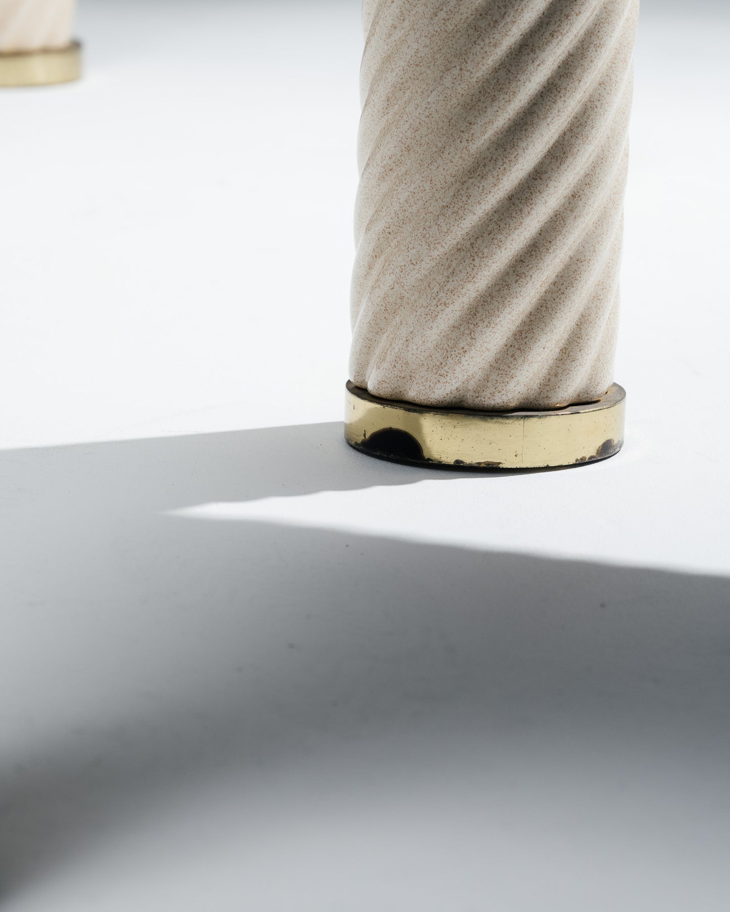 PAIRE DE TABLES BASSES MIROIR ET CÉRAMIQUE, TOMMASO BARBI, 1970s