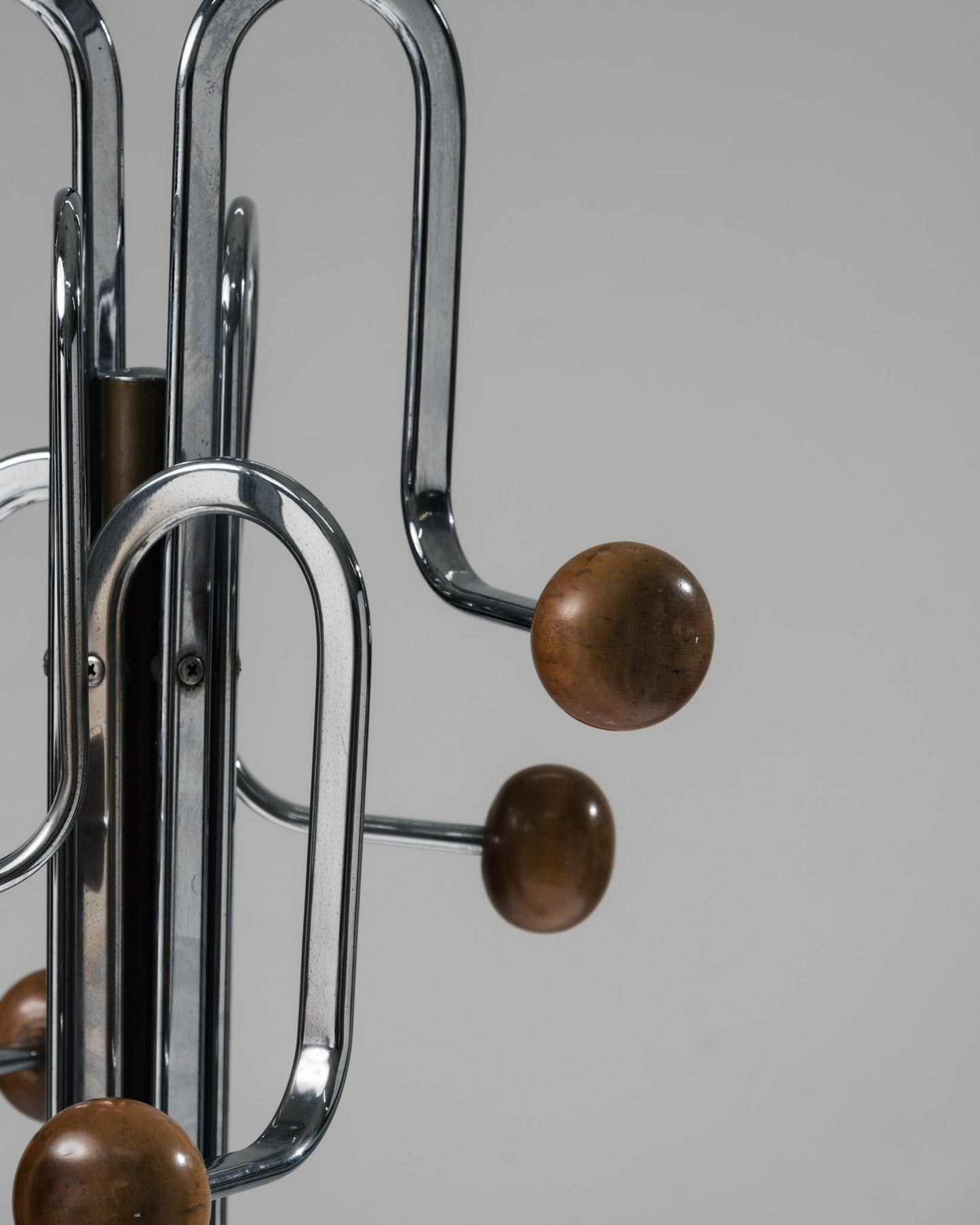 PORTE-MANTEAU SUR PIED CHROMÉ ET BOIS, 1970s