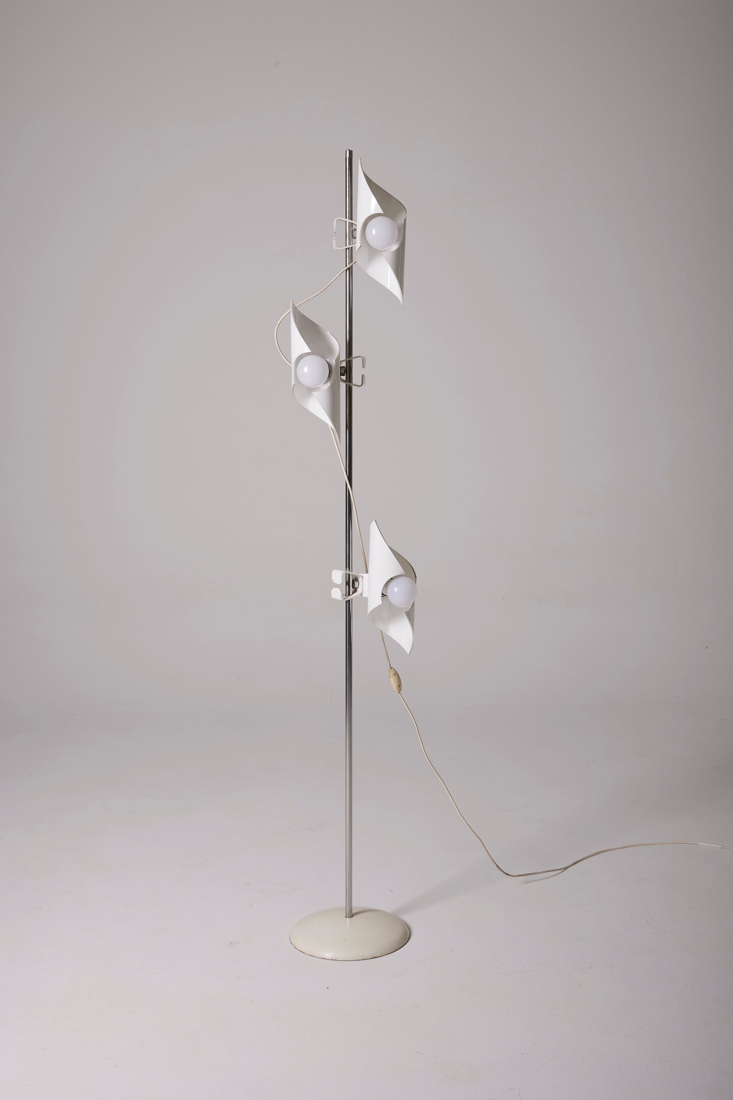 WHITE FLOOR LAMP