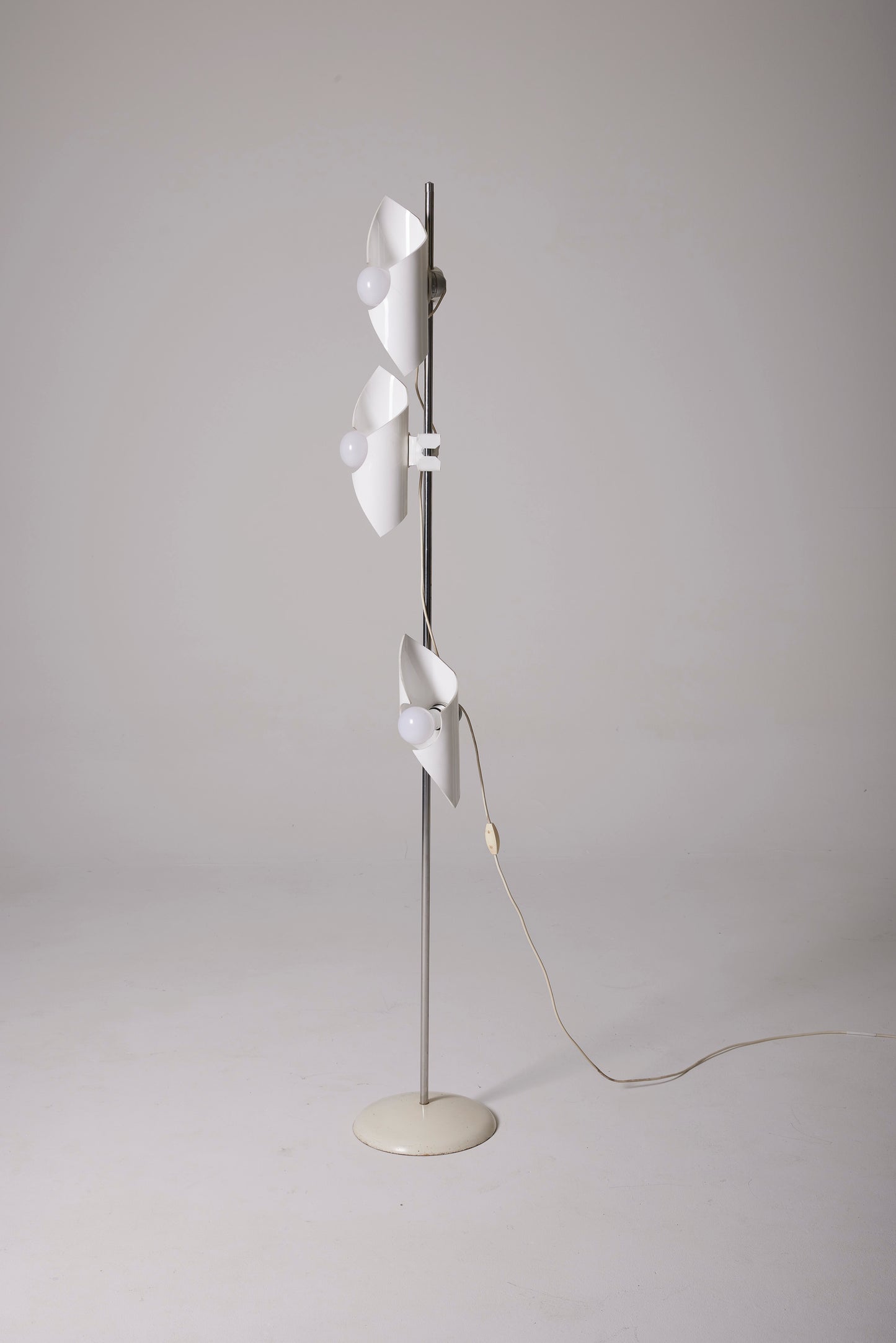 WHITE FLOOR LAMP