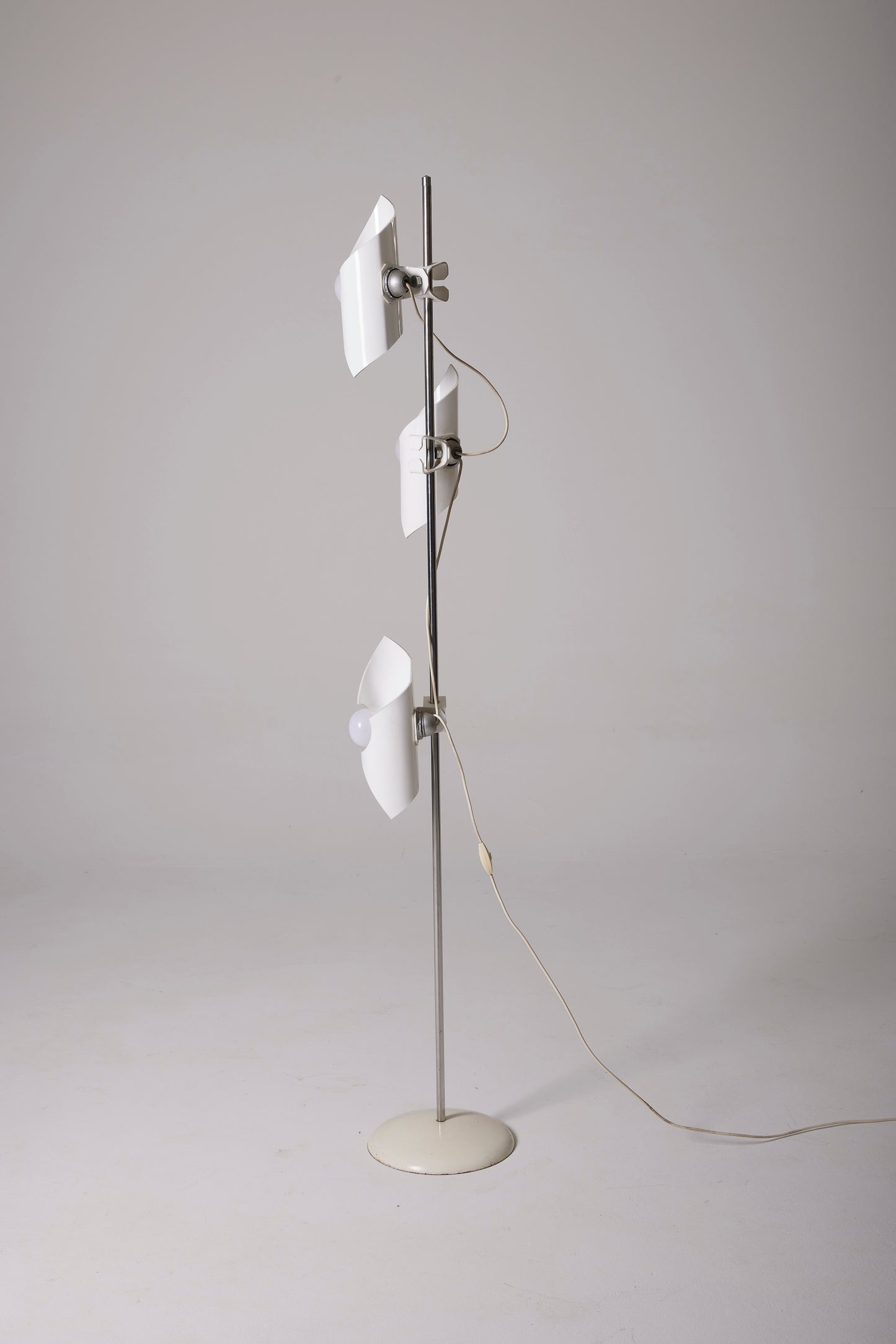 WHITE FLOOR LAMP