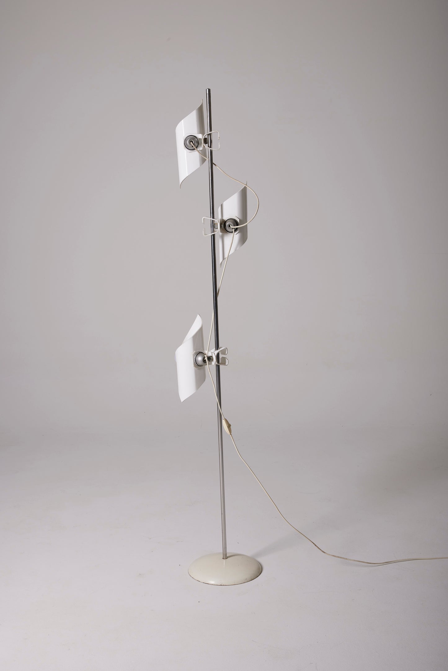 WHITE FLOOR LAMP