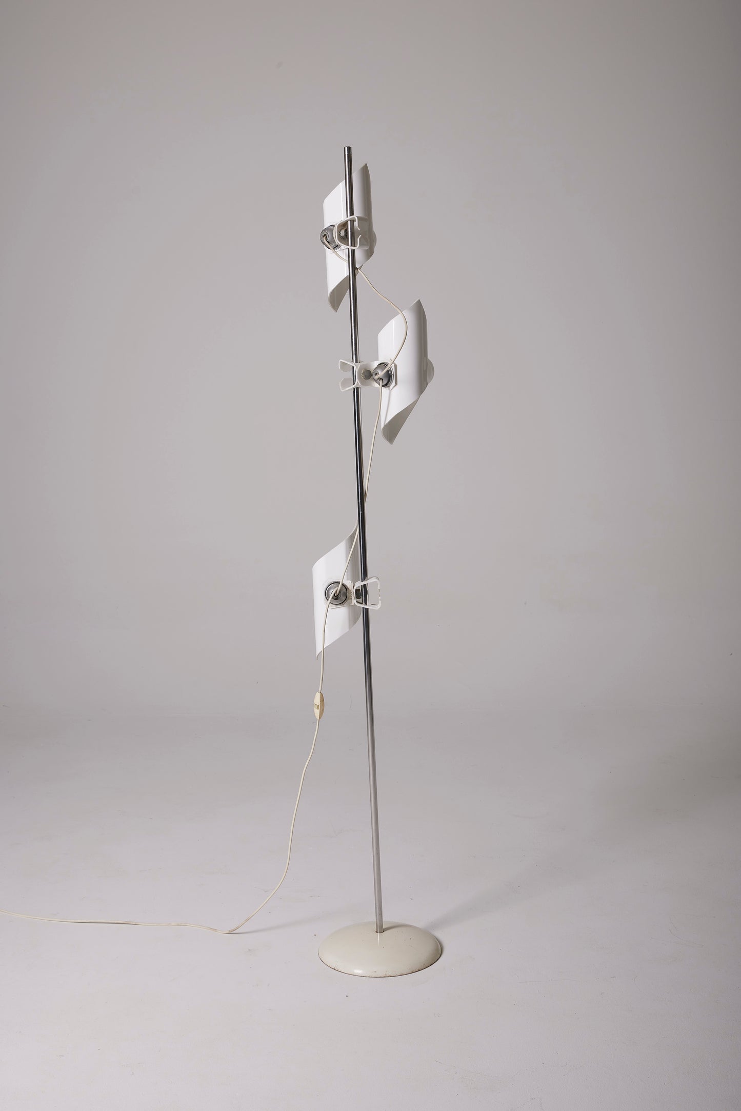 WHITE FLOOR LAMP