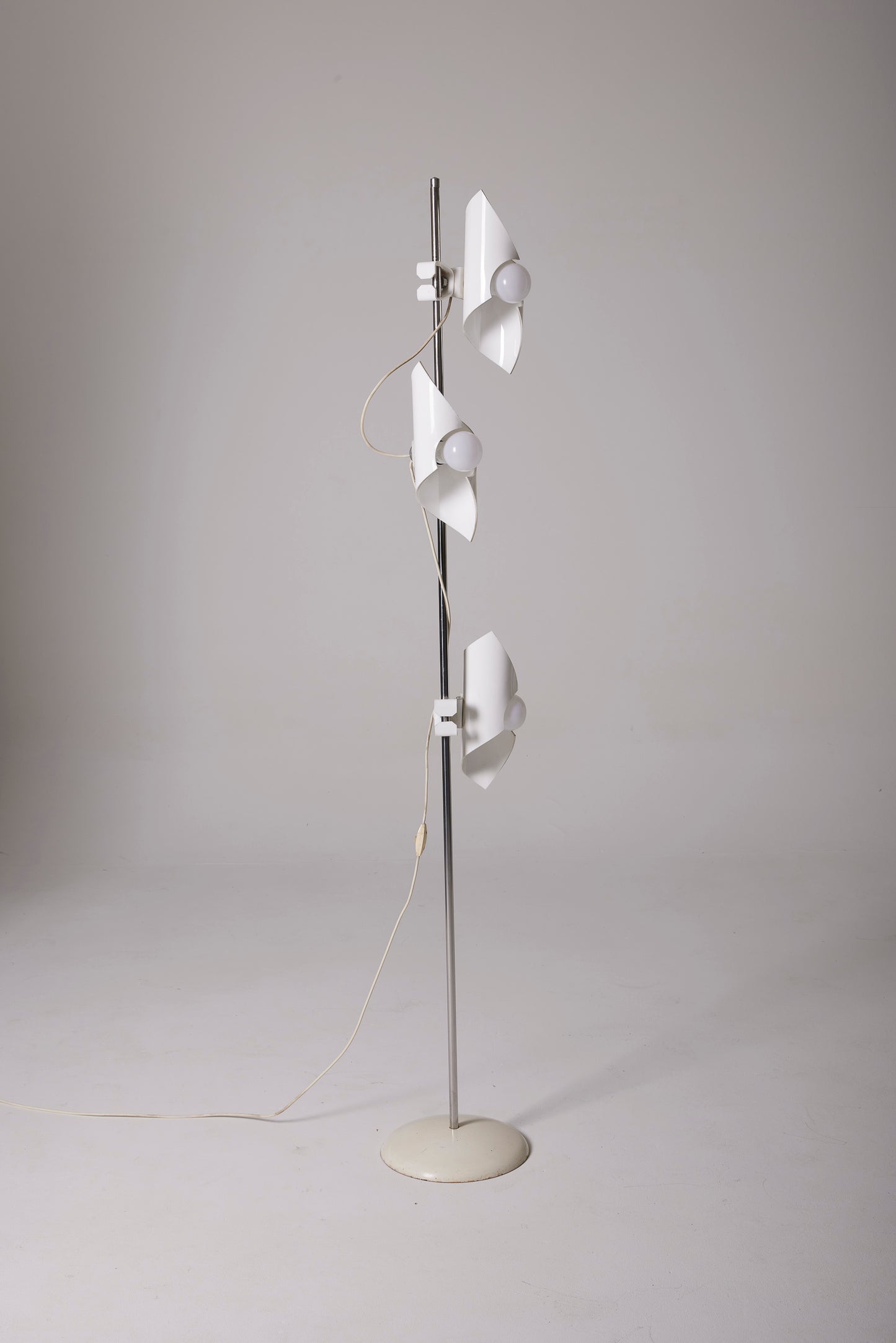 WHITE FLOOR LAMP