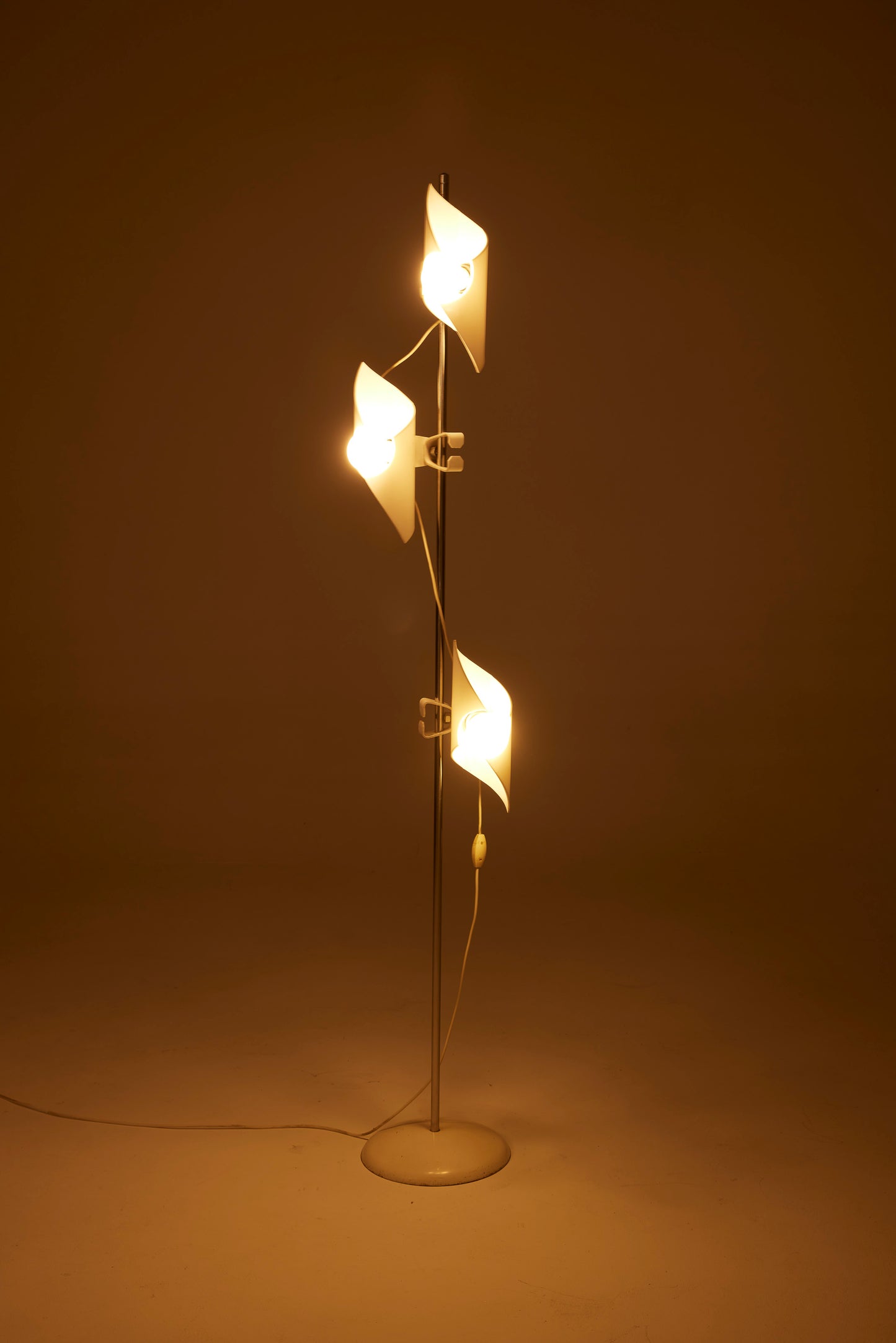 WHITE FLOOR LAMP