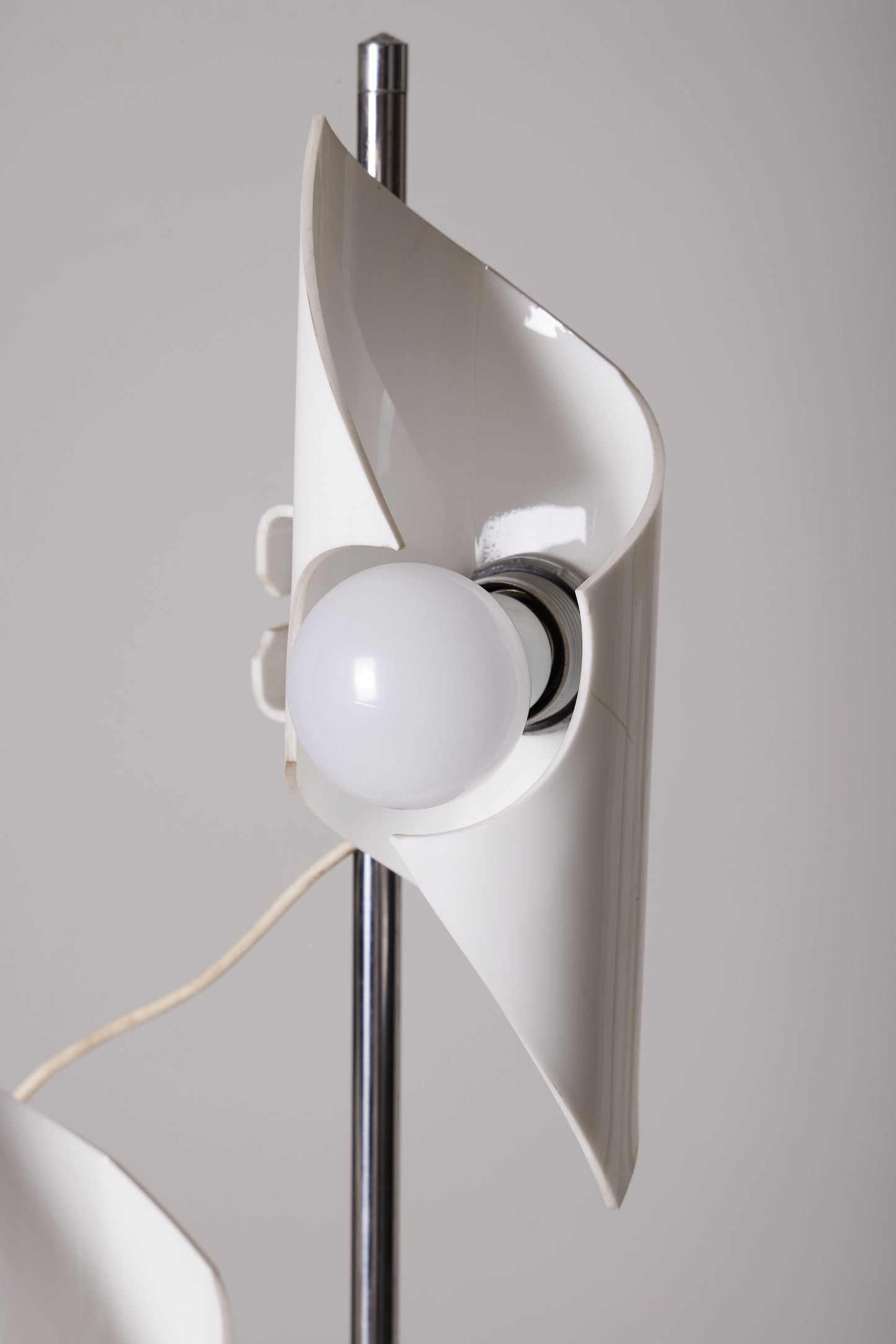 WHITE FLOOR LAMP