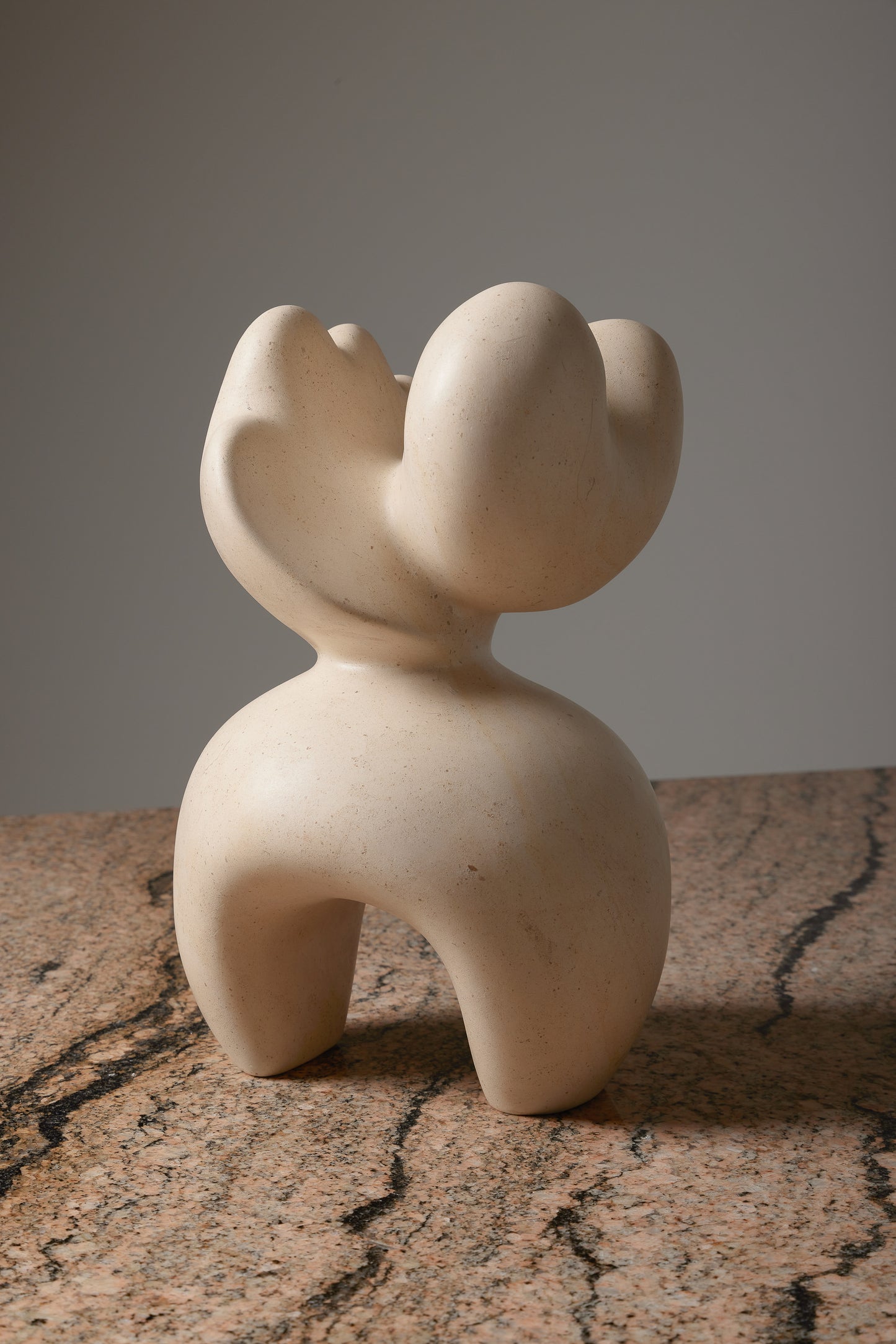 SCULPTURE EN MARBRE "LIMESTONE"