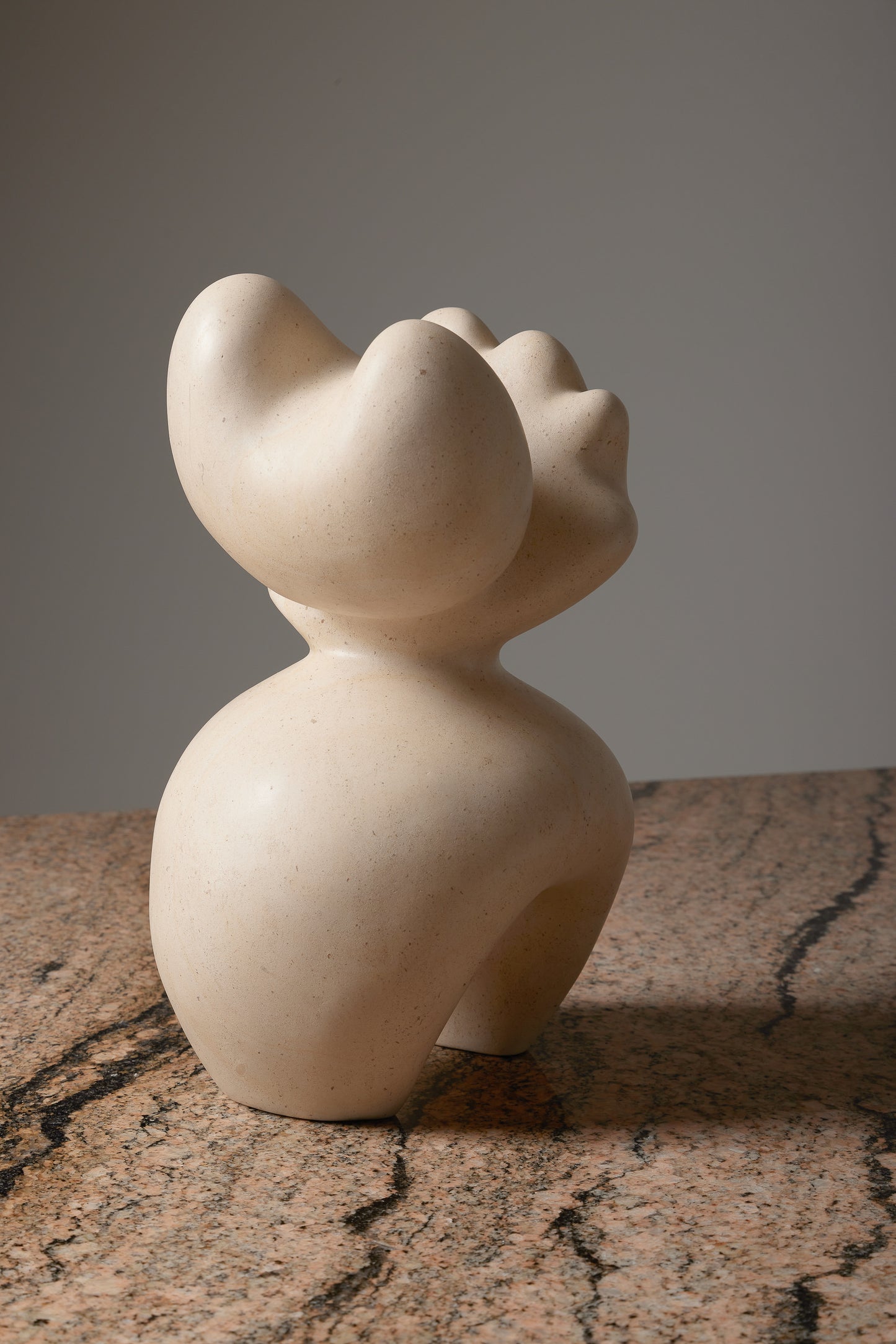 SCULPTURE EN MARBRE "LIMESTONE"