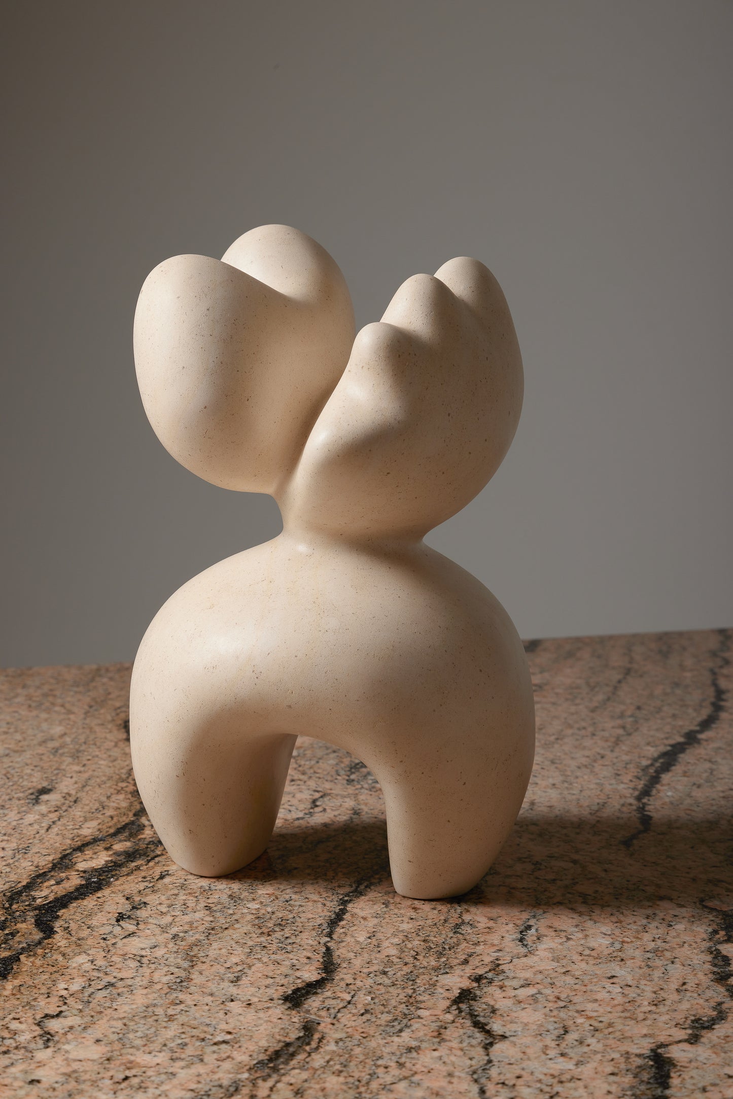 SCULPTURE EN MARBRE "LIMESTONE"