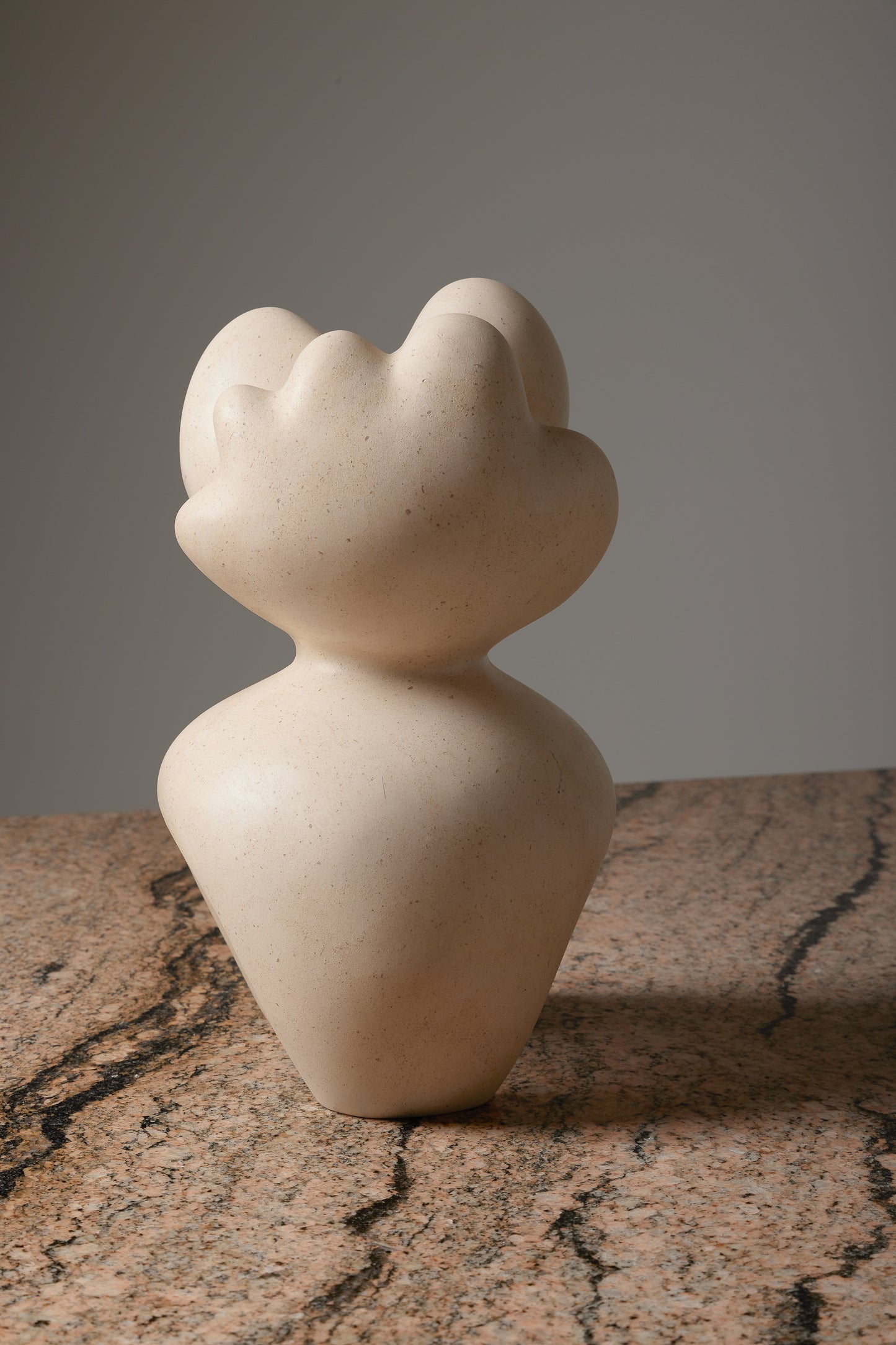 SCULPTURE EN MARBRE "LIMESTONE"