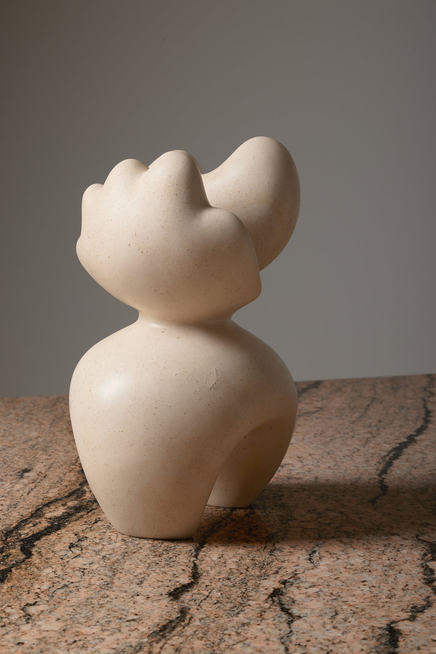 SCULPTURE EN MARBRE "LIMESTONE"