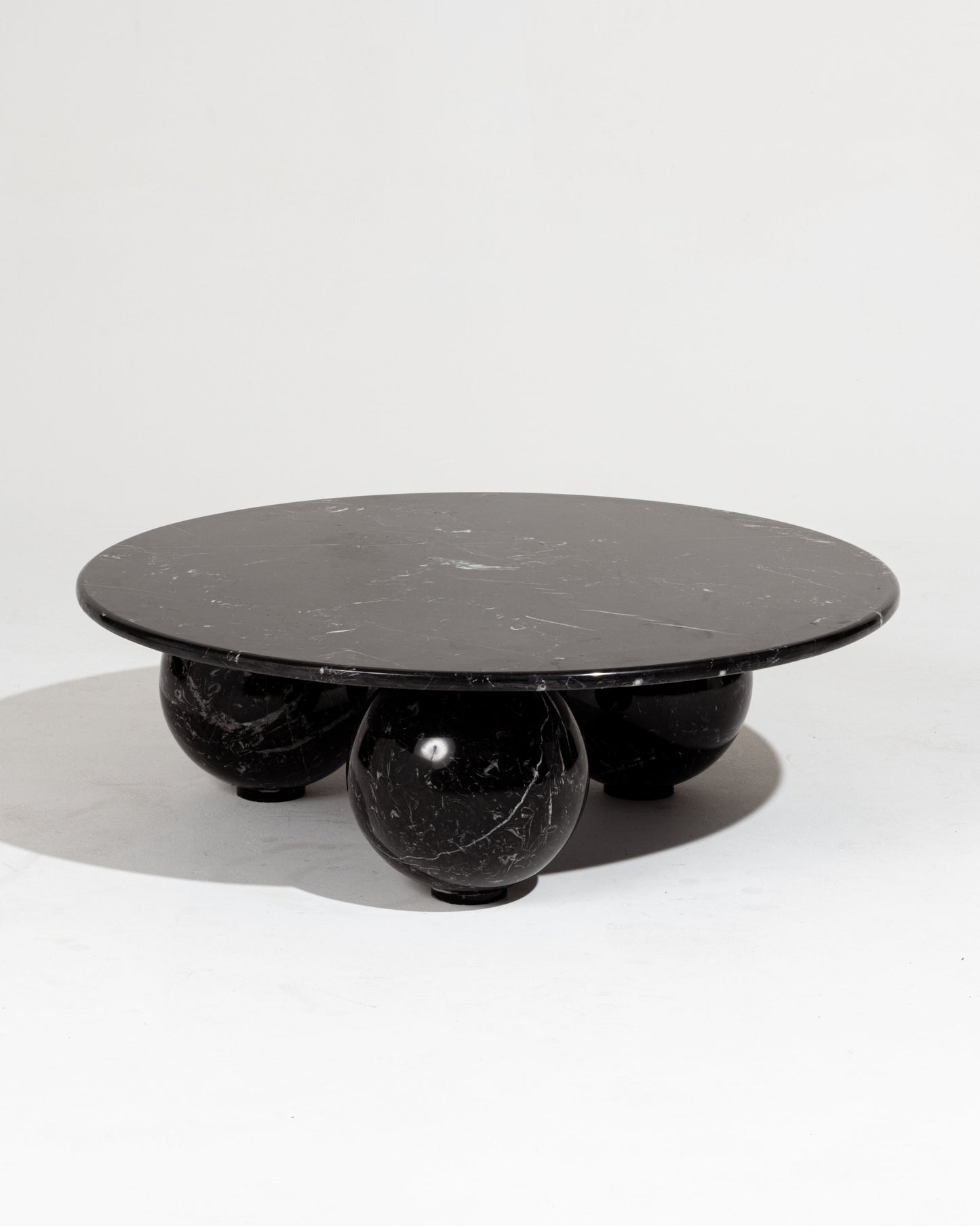 TABLE BASSE EN MARBRE NOIR PIEDS SPHÈRES