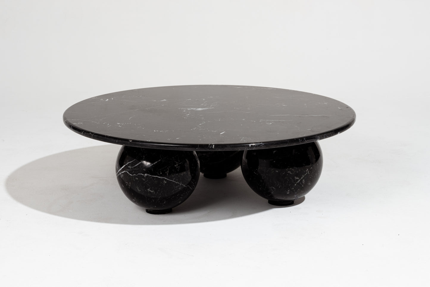 TABLE BASSE EN MARBRE NOIR PIEDS SPHÈRES