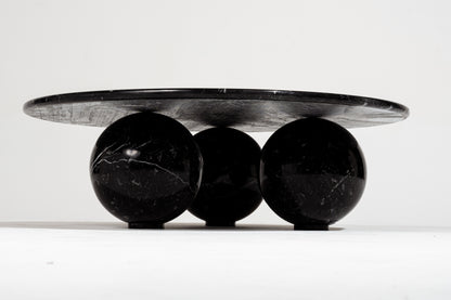 TABLE BASSE EN MARBRE NOIR PIEDS SPHÈRES